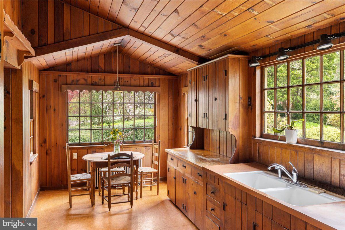 TOP OF THE HILL - Residential