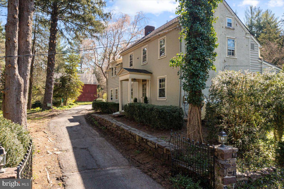 TOP OF THE HILL - Residential