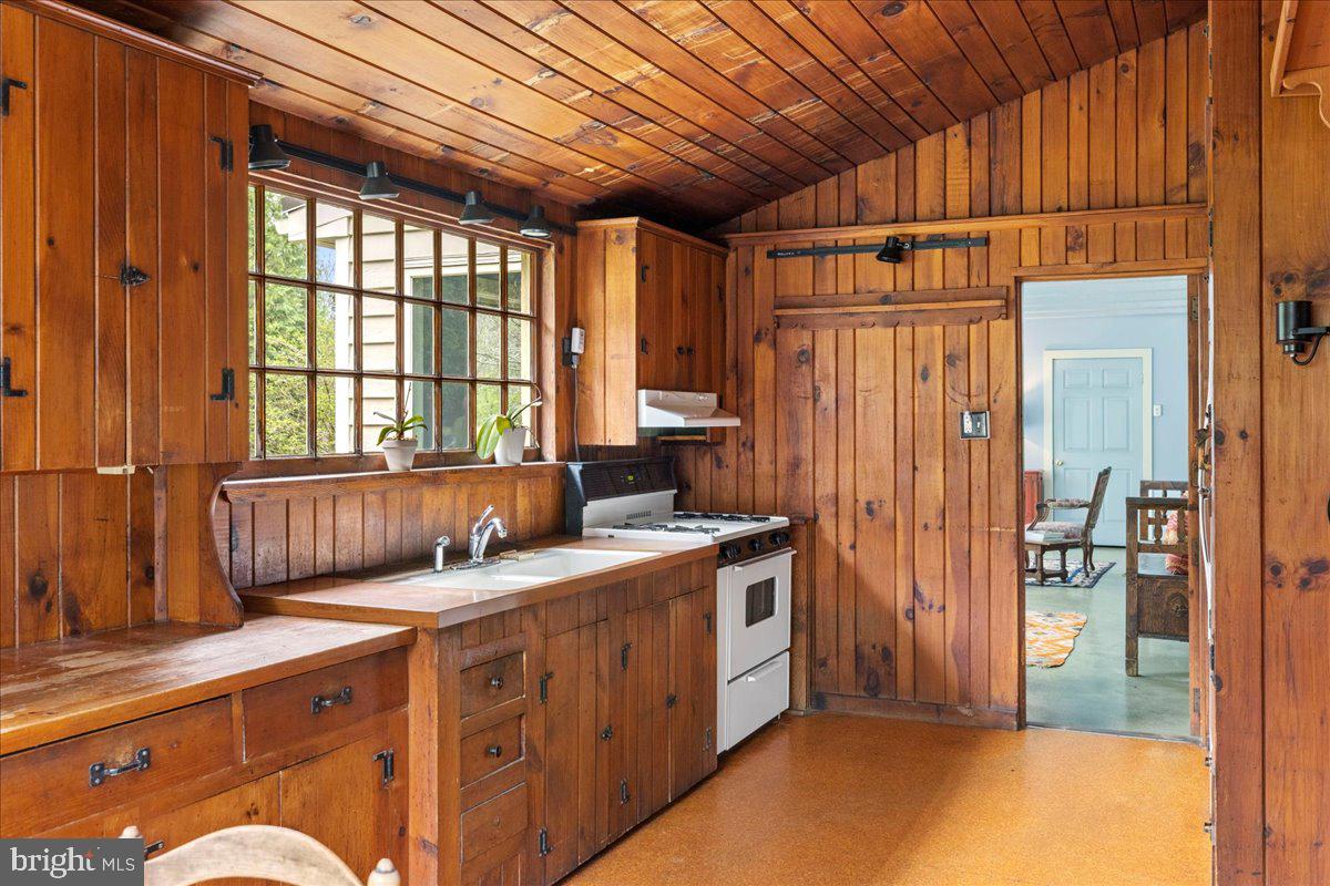 TOP OF THE HILL - Residential