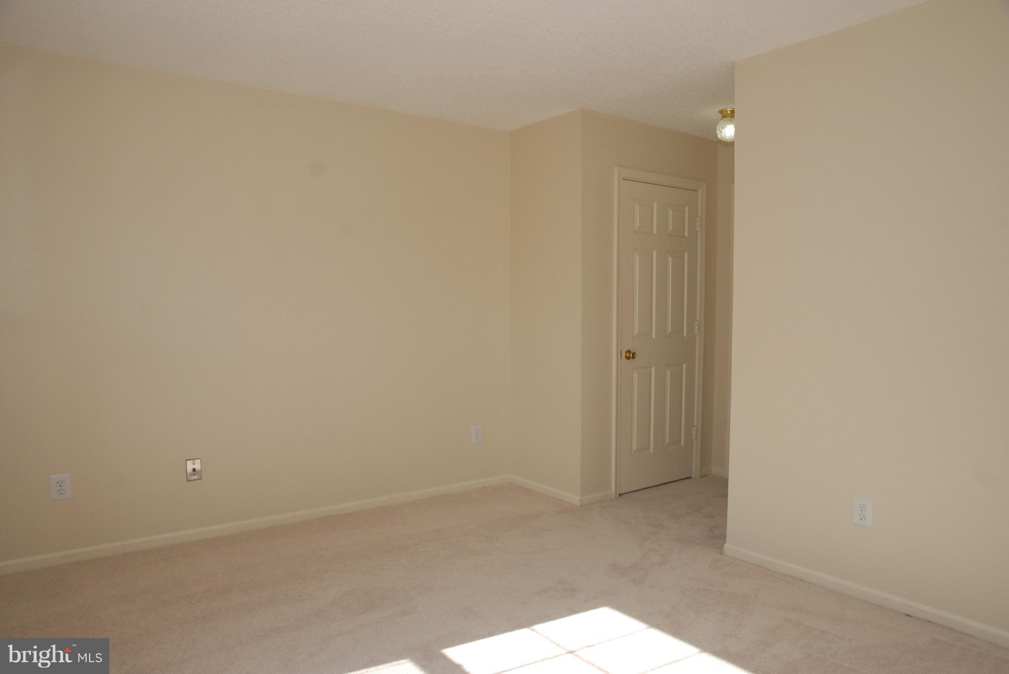 HUNTER'S SQUARE - Residential Lease