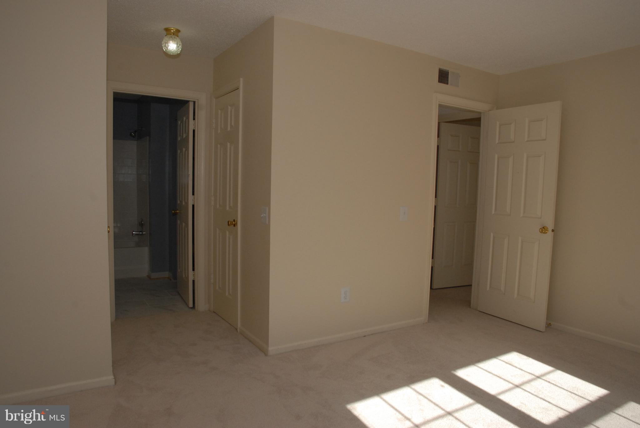 HUNTER'S SQUARE - Residential Lease