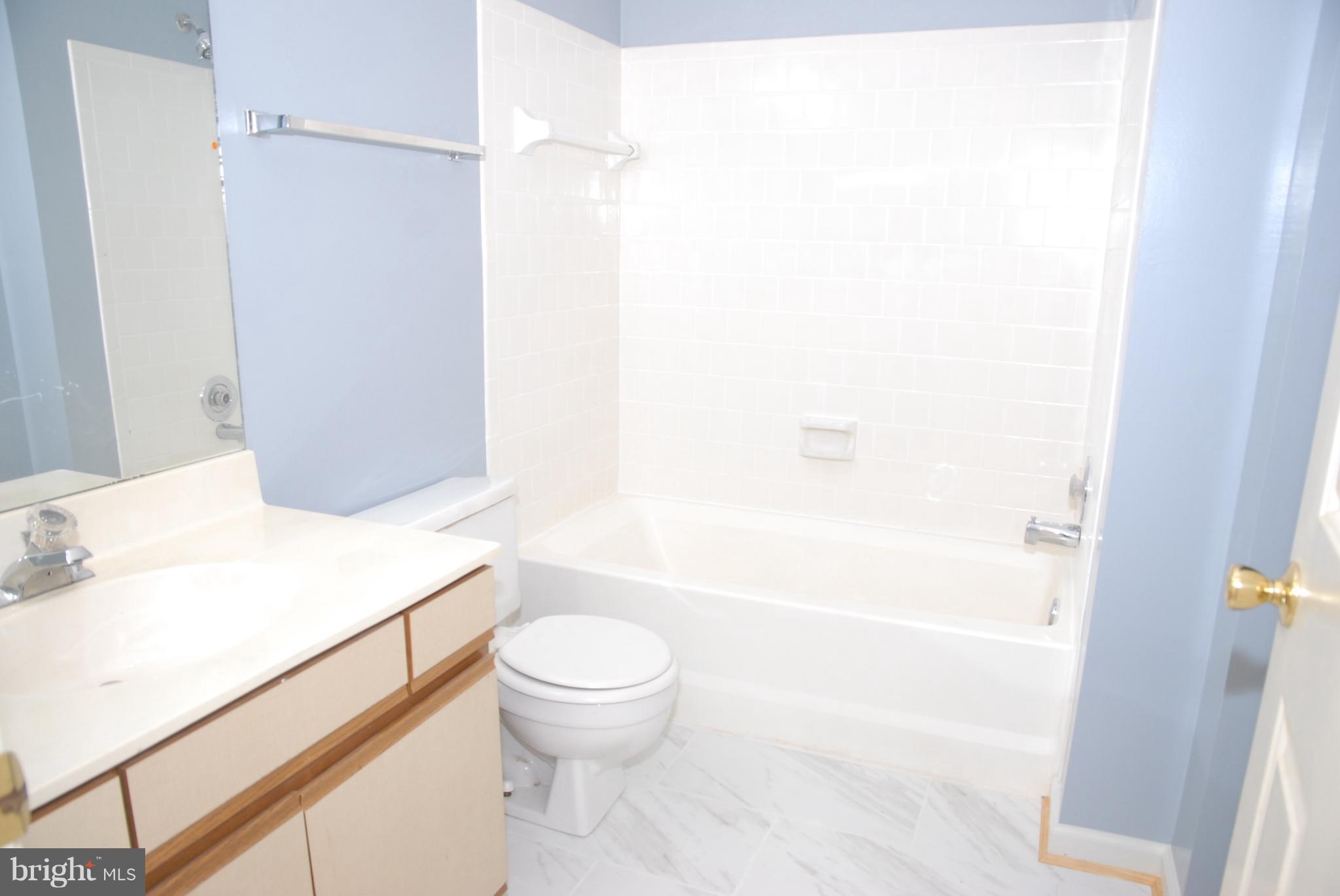 HUNTER'S SQUARE - Residential Lease