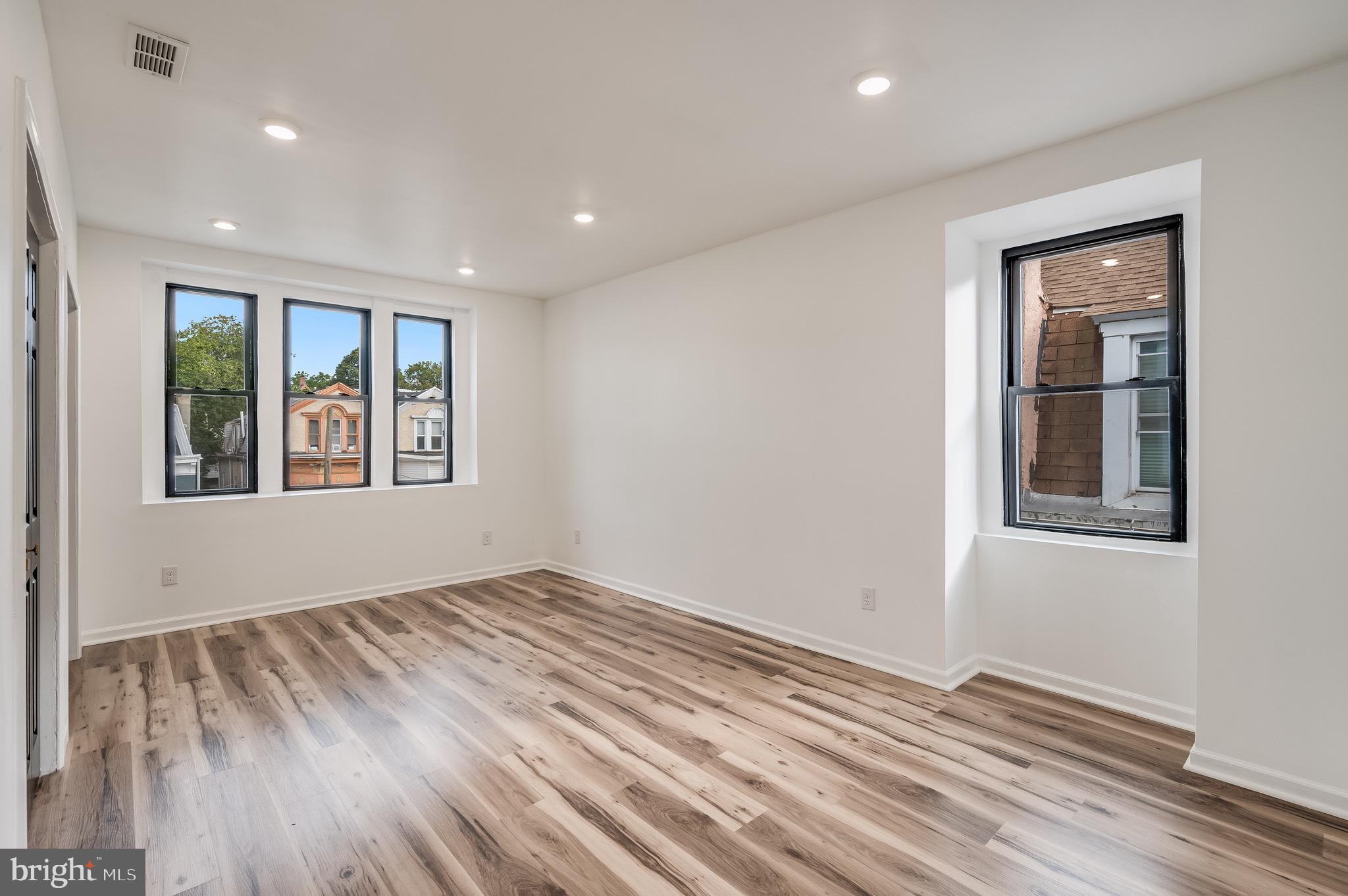 ROXBOROUGH - Residential