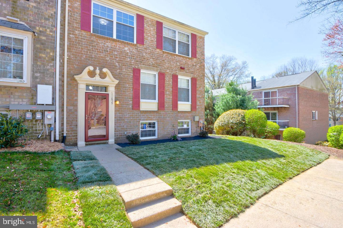 Open House: Sat & Sun | 12–2 PM
Updated 4BR/3.5BA End-Unit Townhome – Largest in the Community!
All-brick with modern upgrades: renovated kitchen, new HVAC, updated baths, LVP & hardwood floors, walk-out basement with fireplace, and spacious bedrooms.
Voucher programs accepted.
Open House: Sat & Sun | 12–1 PM