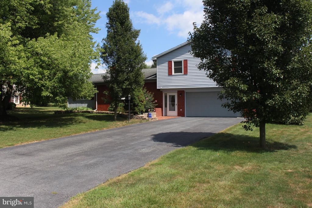 Photo of 110 CRESTVIEW AVE, NEW HOLLAND, PA 17557 (MLS # PALA2025836)