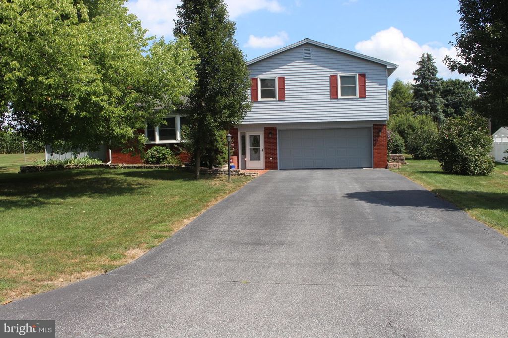Photo of 110 CRESTVIEW AVE, NEW HOLLAND, PA 17557 (MLS # PALA2025836)