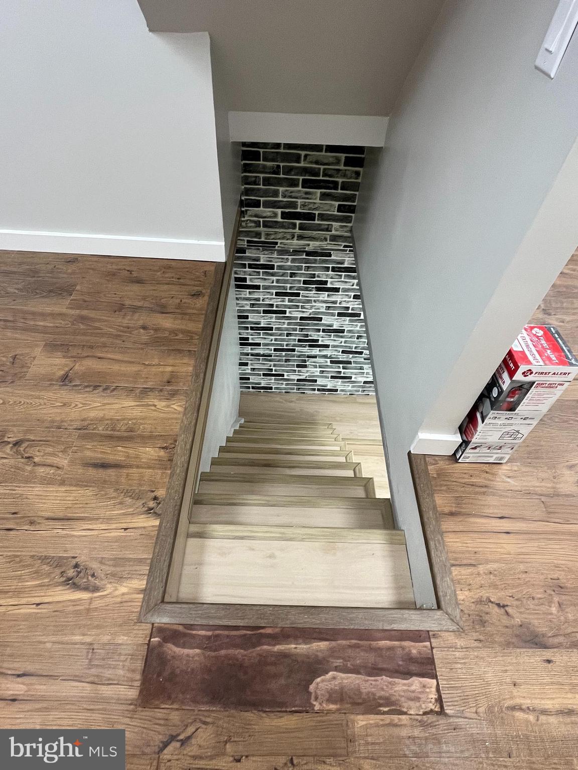 5043 N 5TH STREET 1ST FL COM.