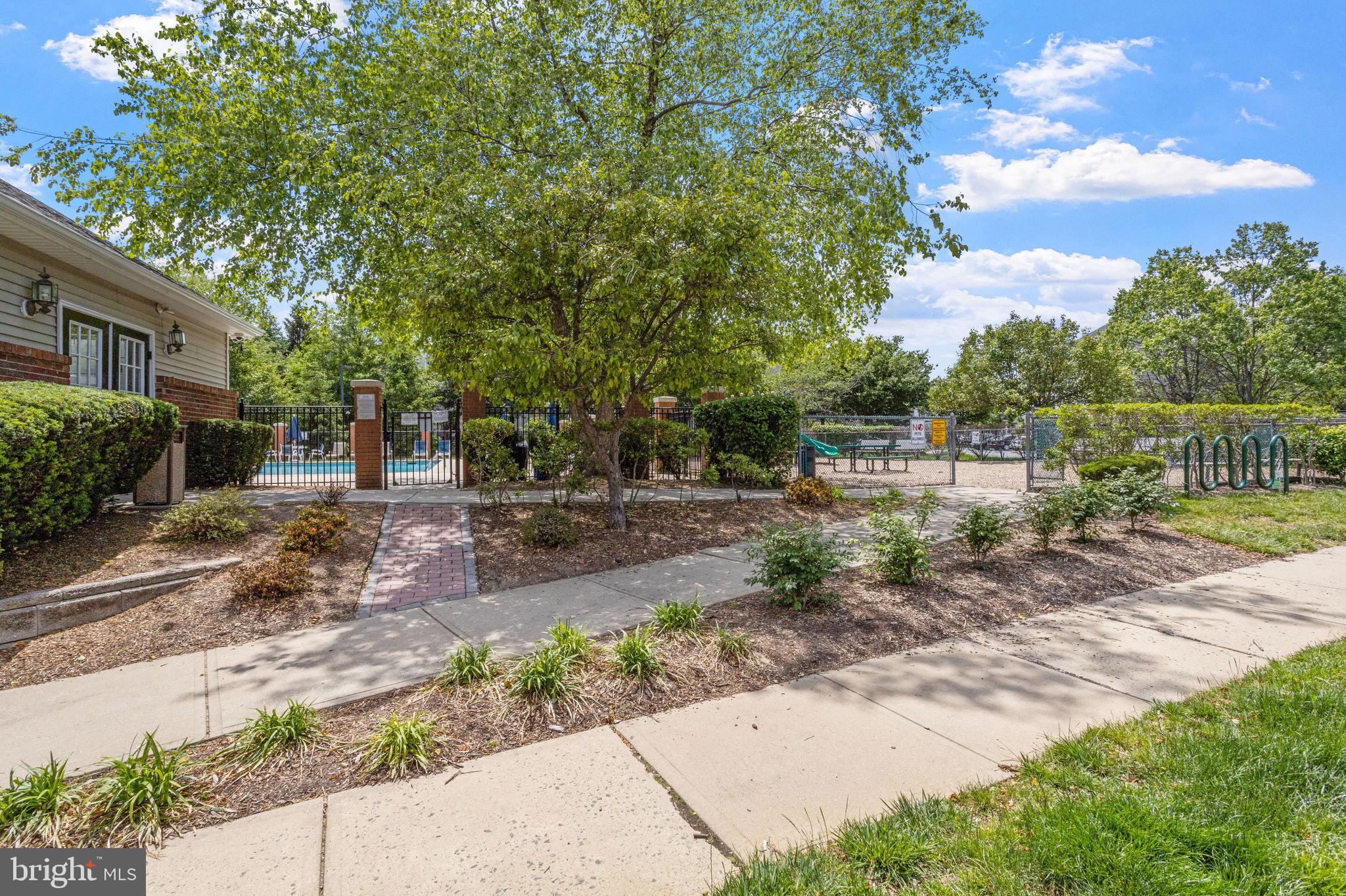 1106 DAHLIA CIRCLE