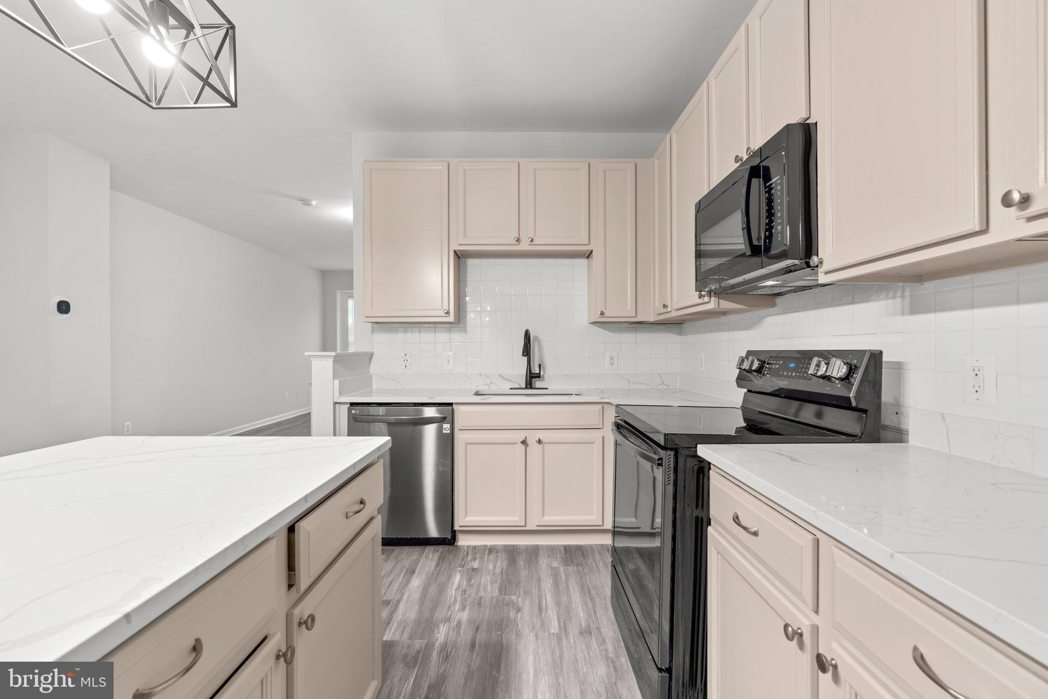 CARROLLWOOD MANOR - Residential