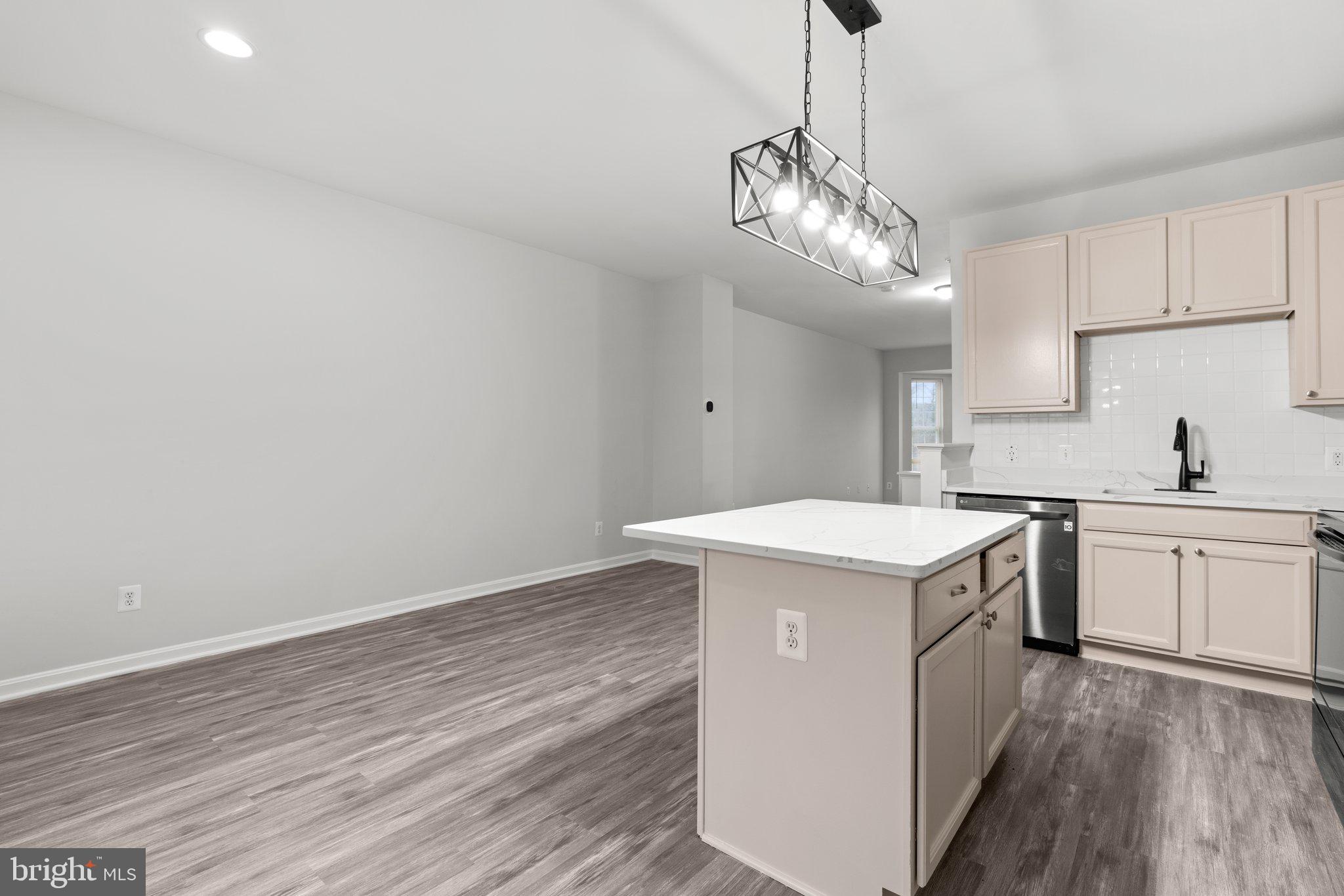 CARROLLWOOD MANOR - Residential