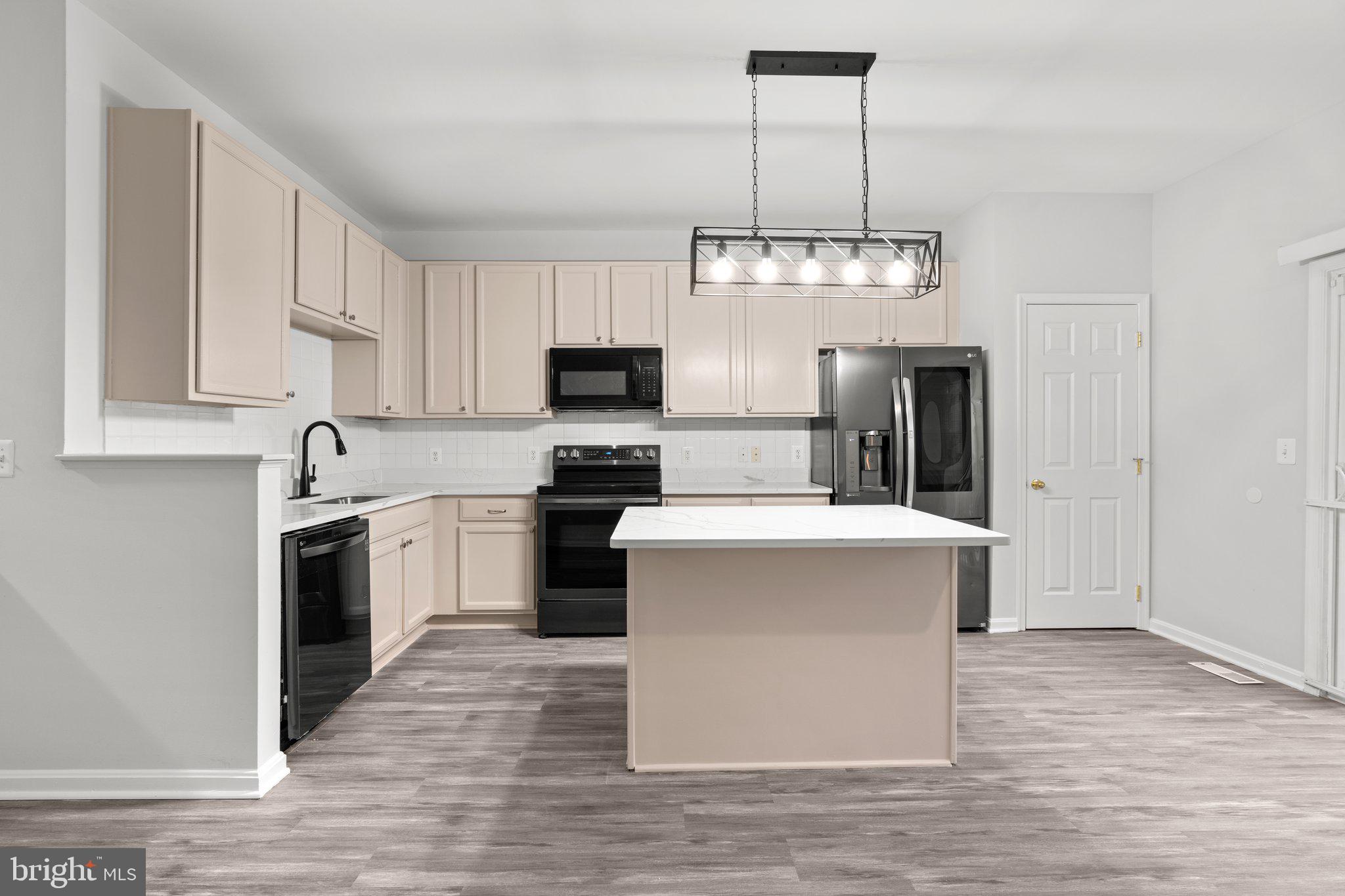 CARROLLWOOD MANOR - Residential