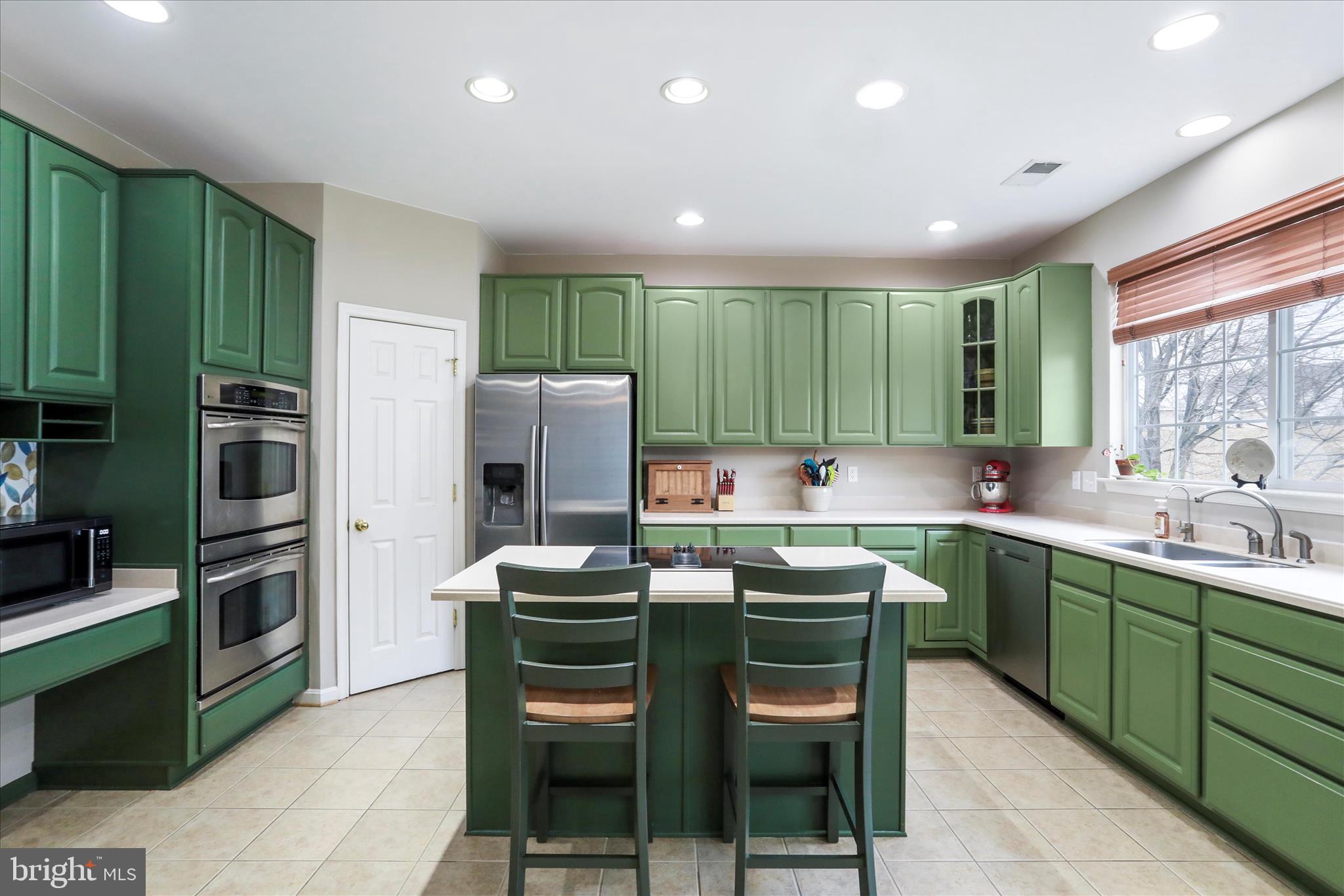 ROLLING HILLS - Residential