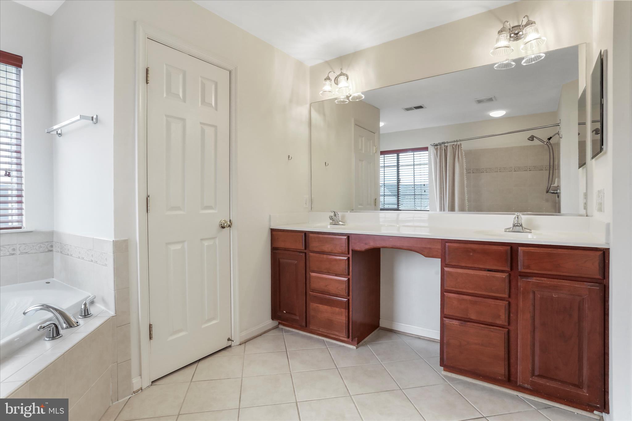 ROLLING HILLS - Residential