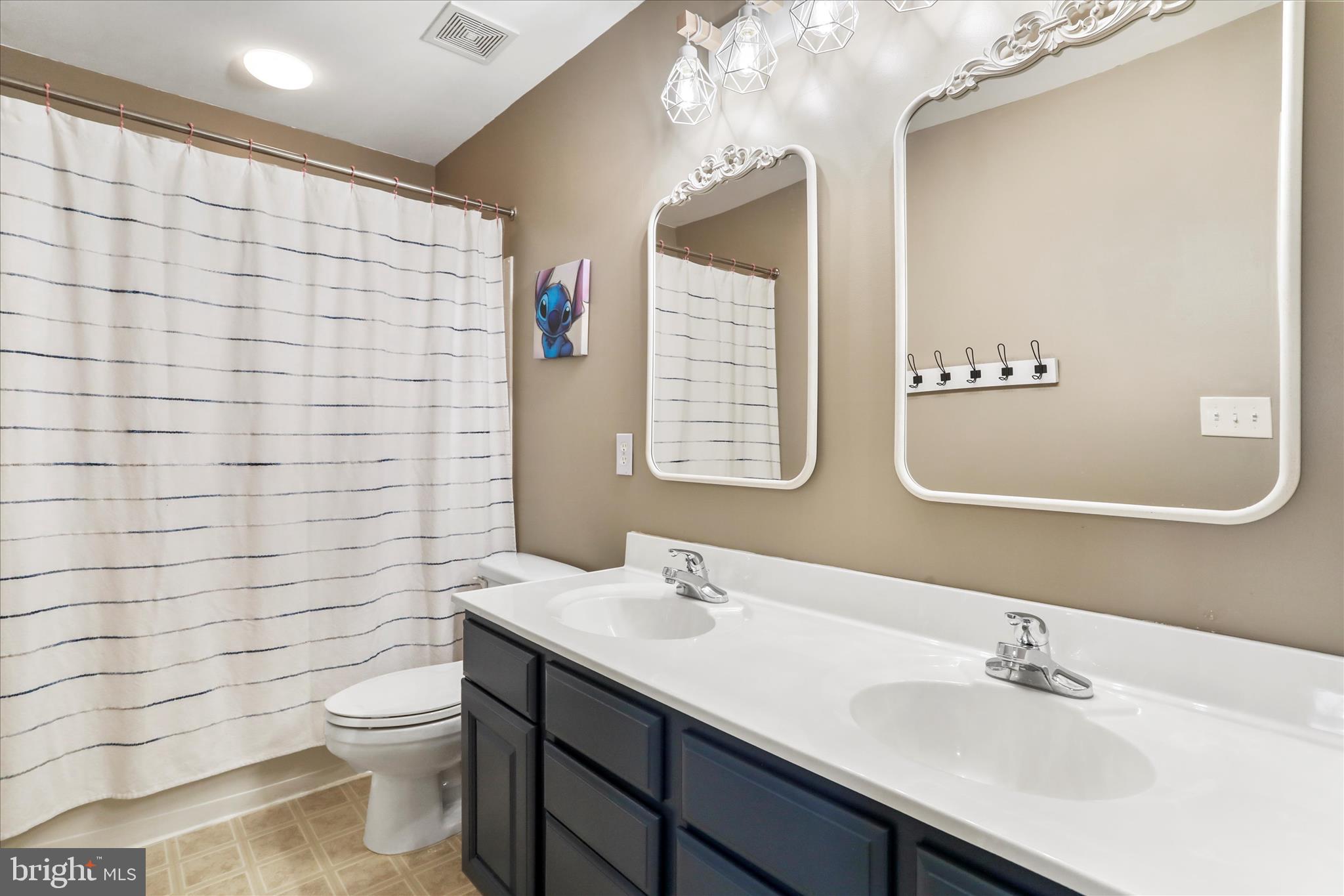 ROLLING HILLS - Residential