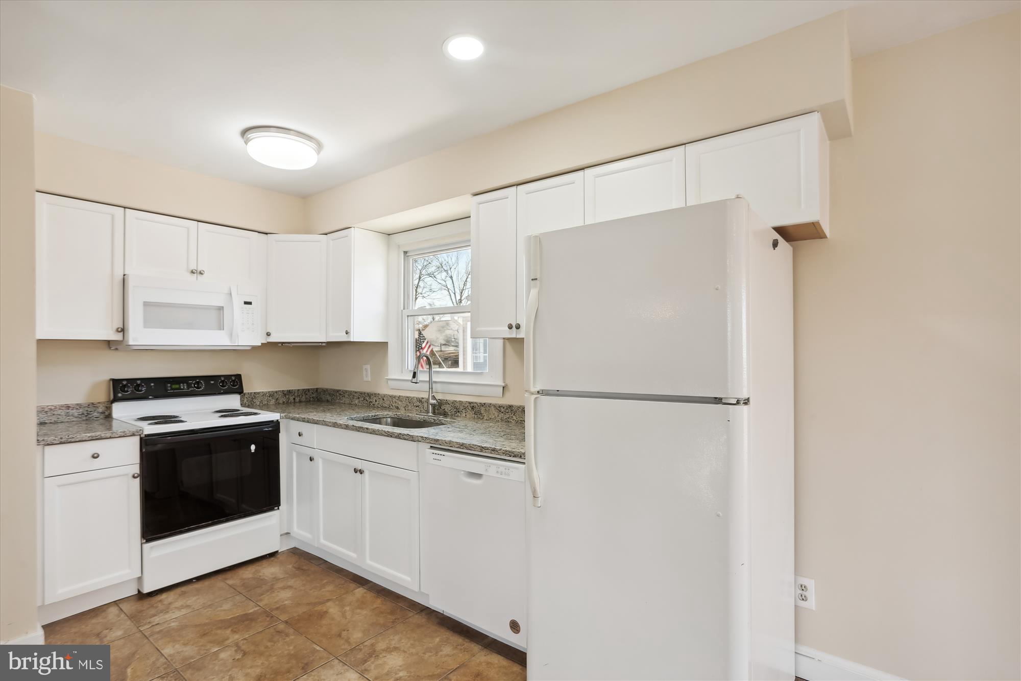 WOODLAND BEACH - Residential