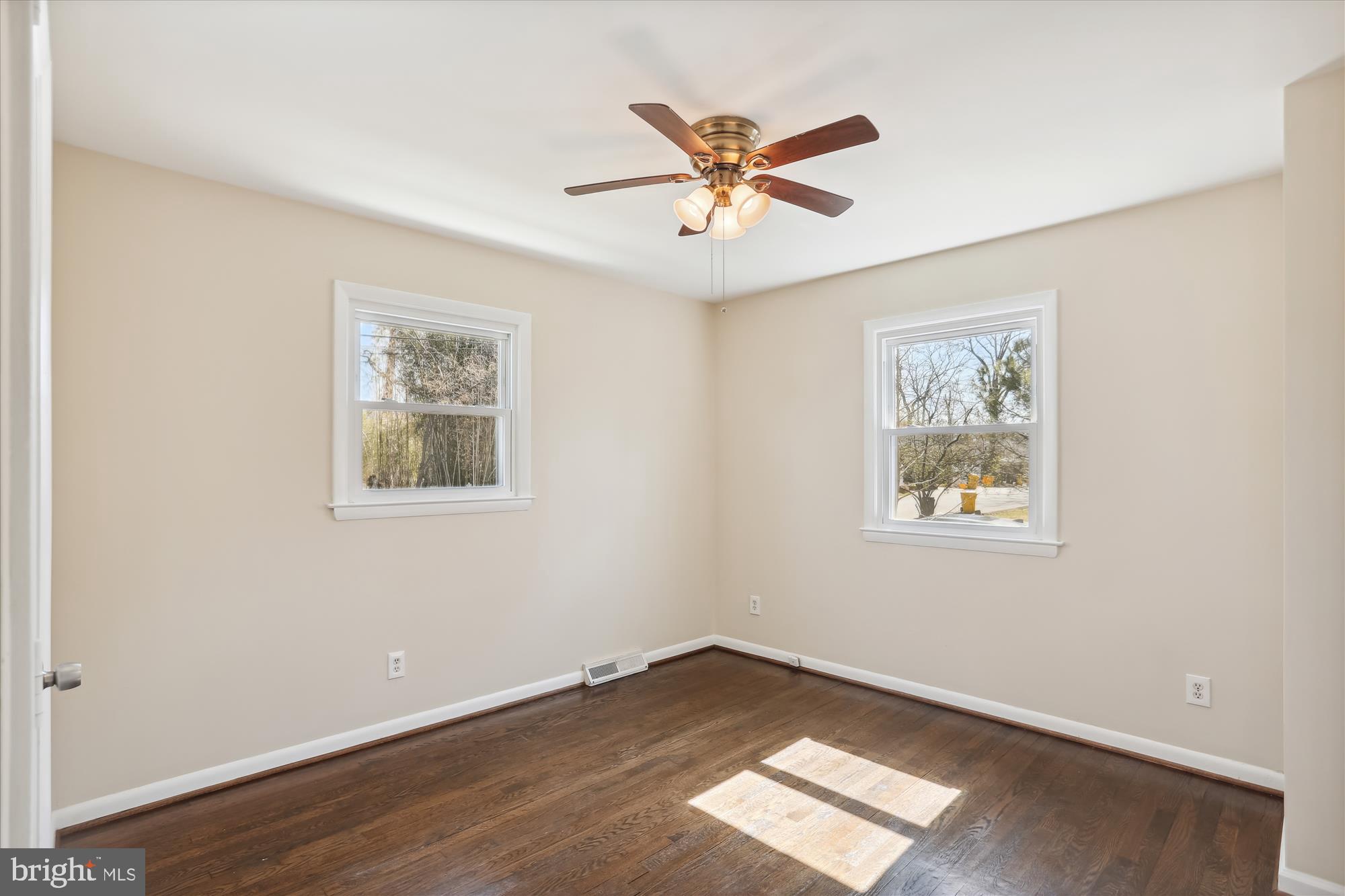 WOODLAND BEACH - Residential