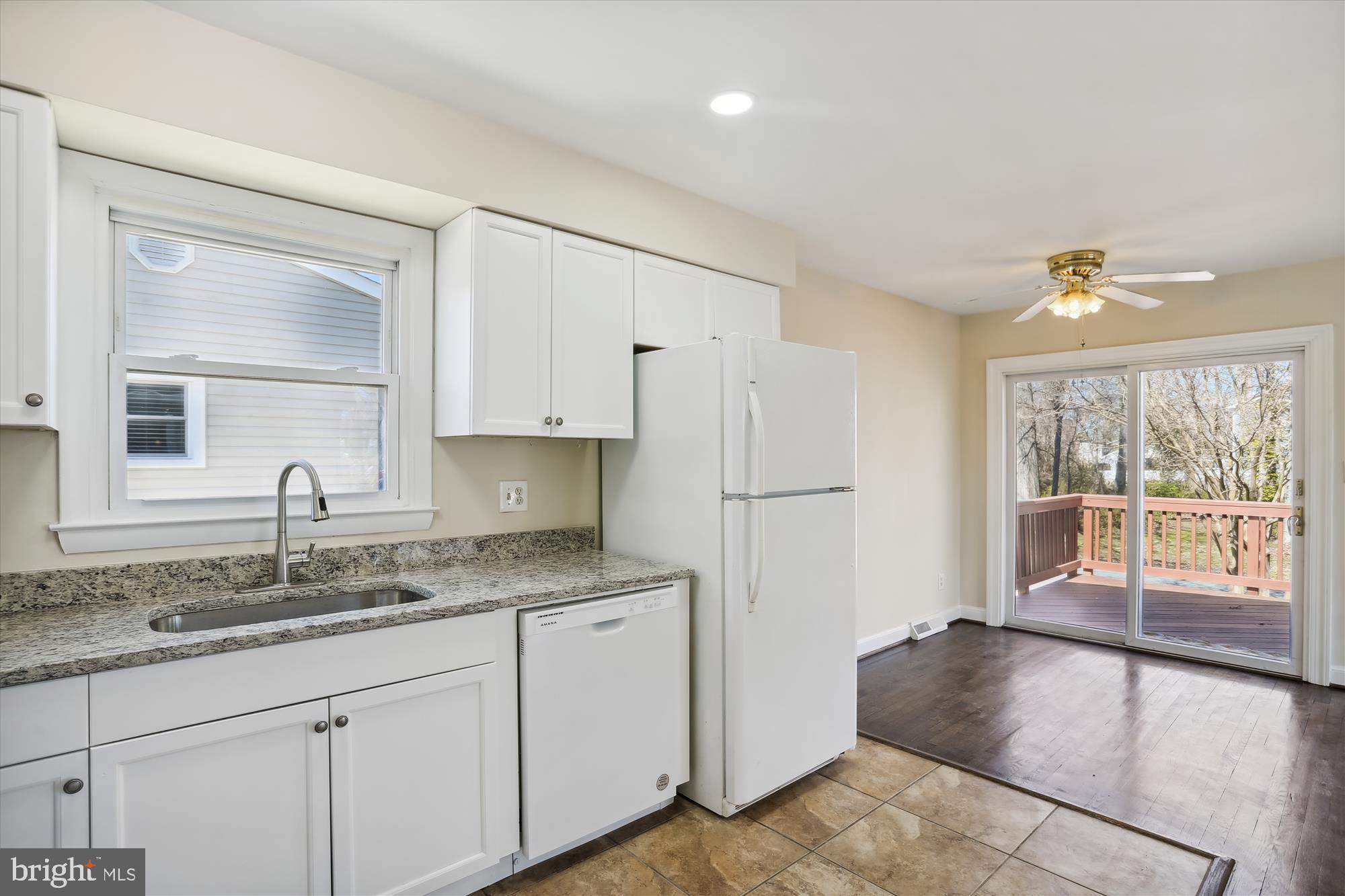 WOODLAND BEACH - Residential