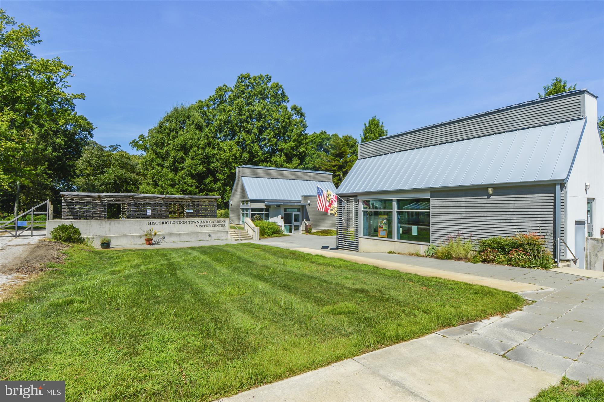 WOODLAND BEACH - Residential