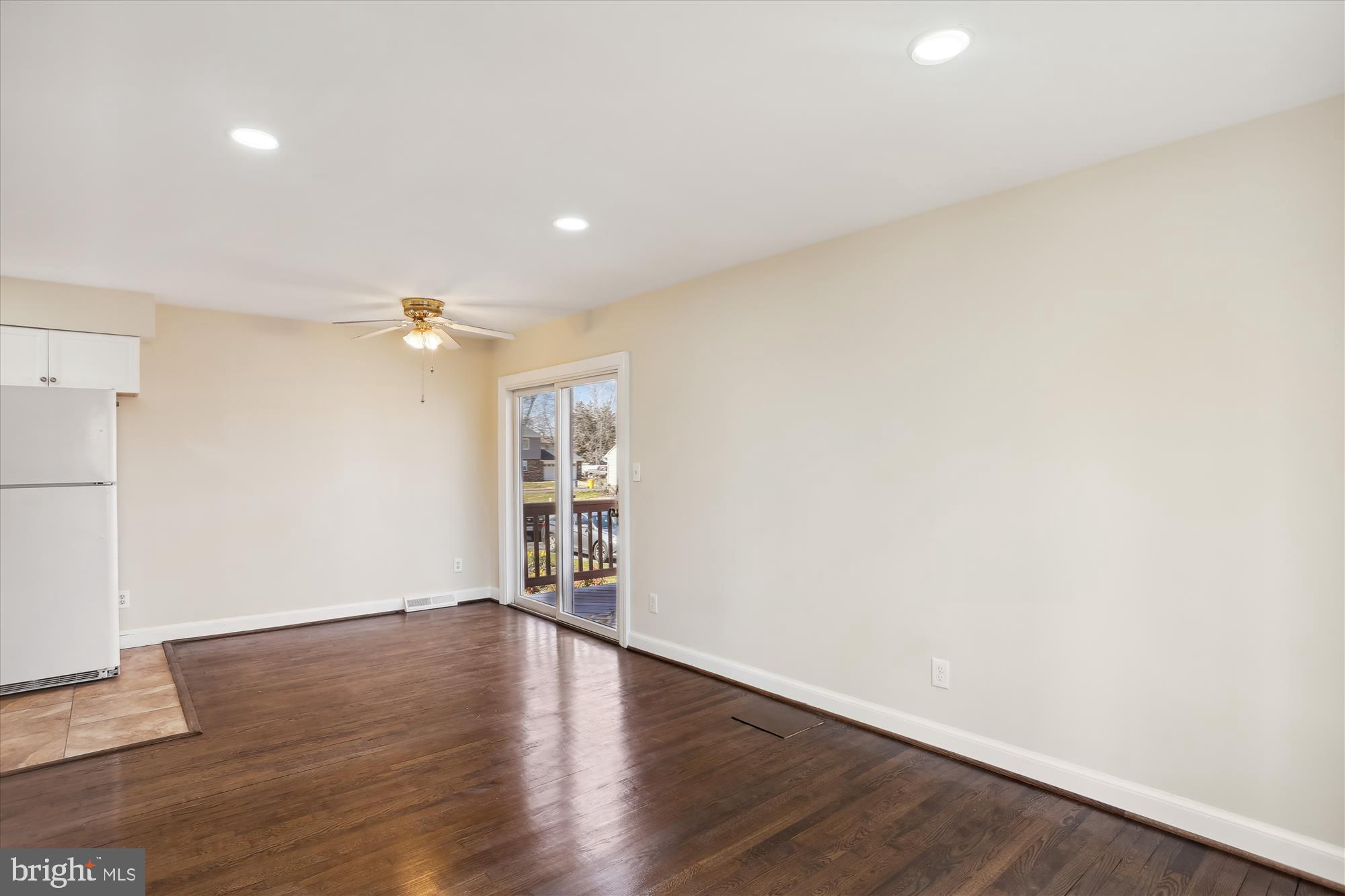 WOODLAND BEACH - Residential