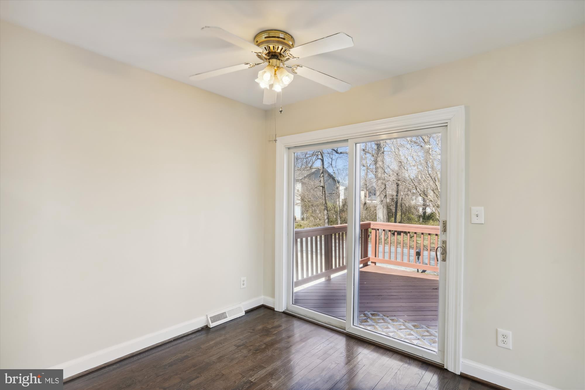 WOODLAND BEACH - Residential