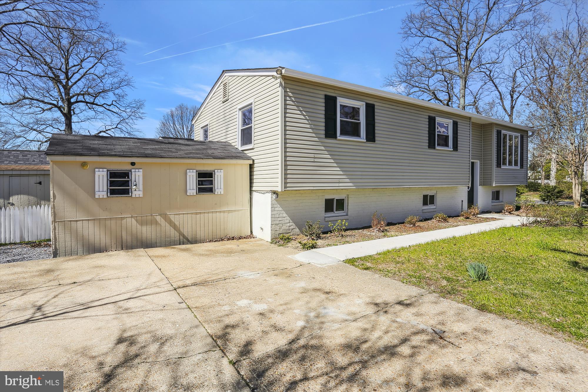 WOODLAND BEACH - Residential