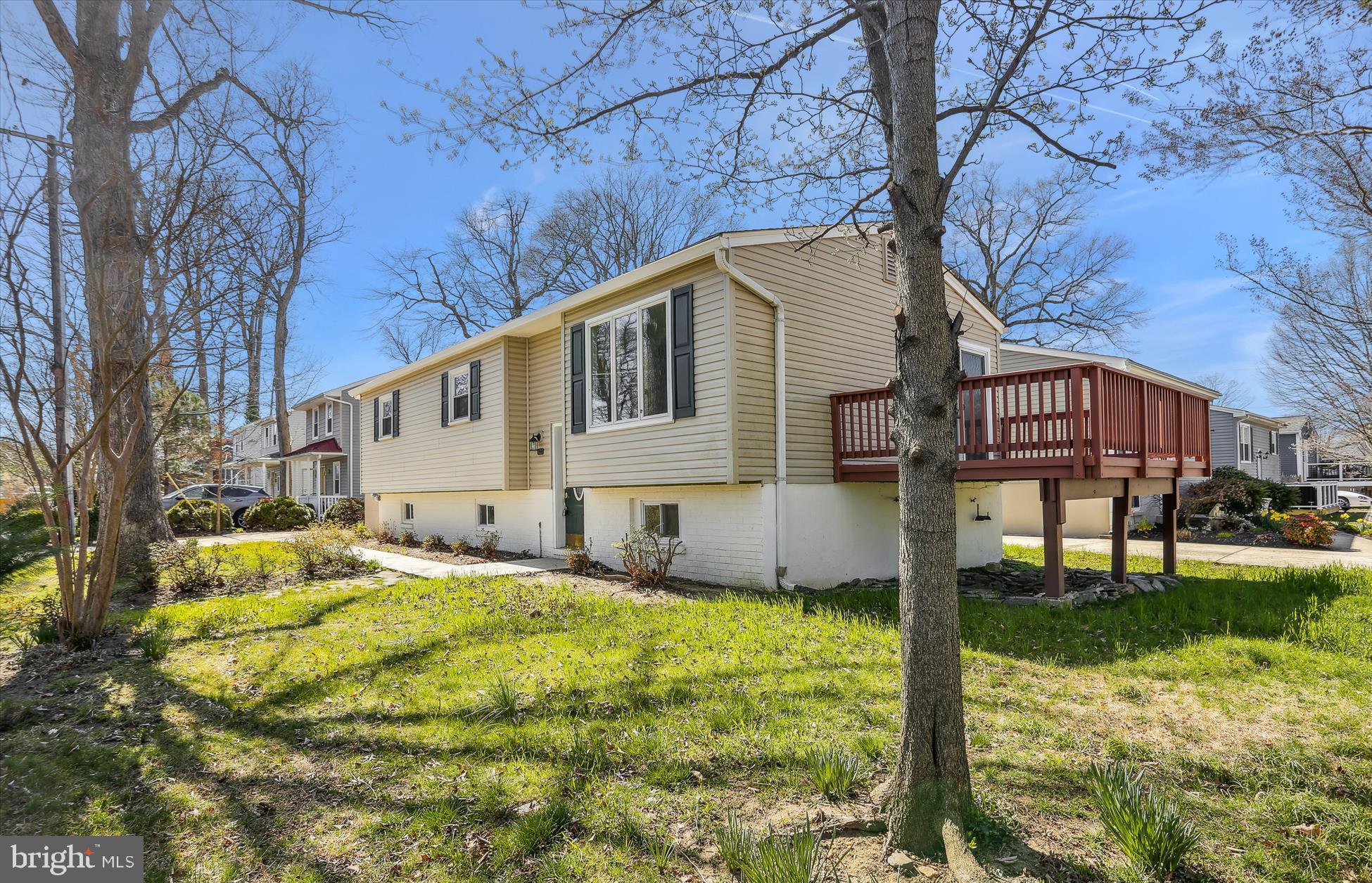 WOODLAND BEACH - Residential