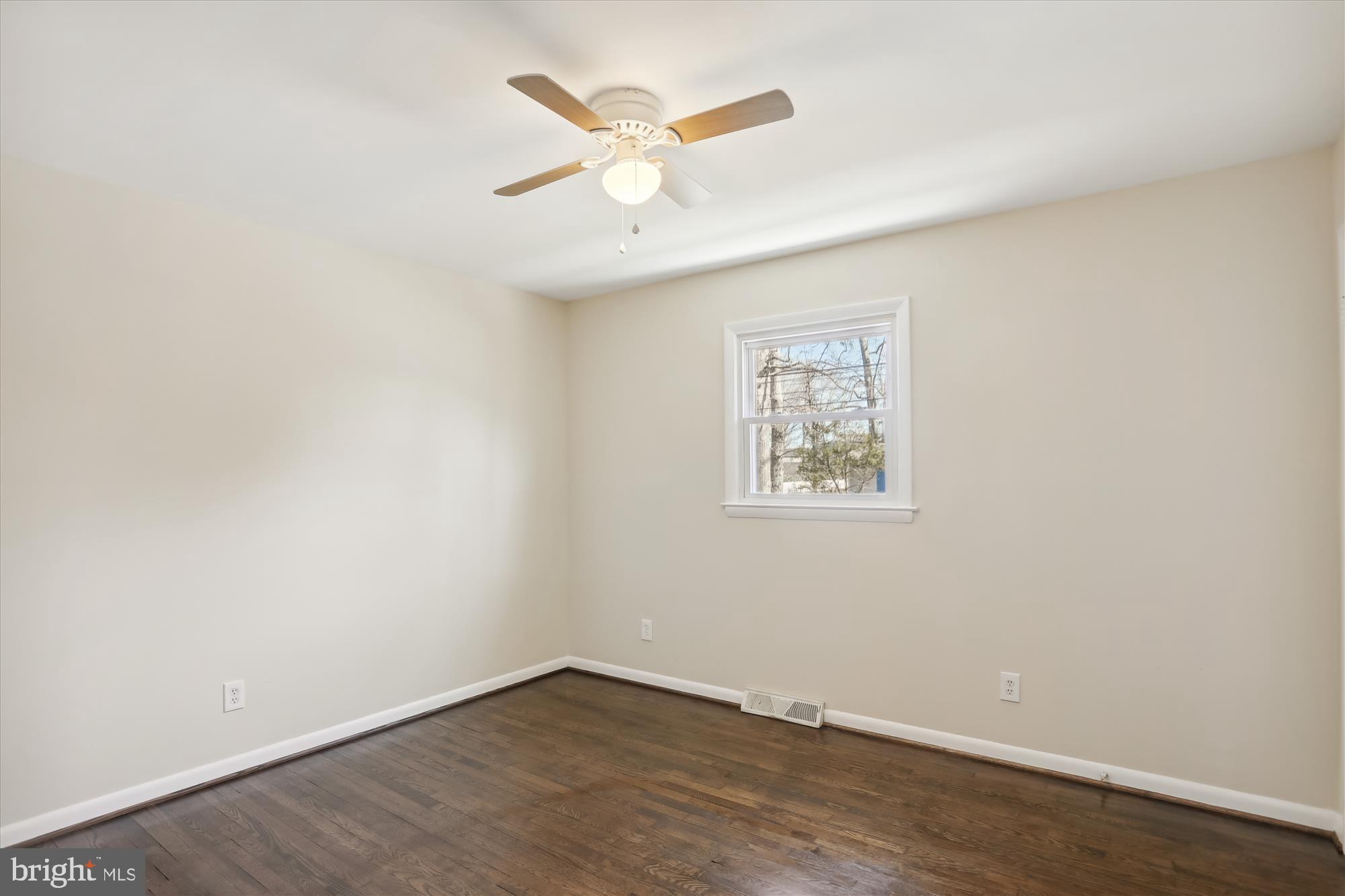 WOODLAND BEACH - Residential