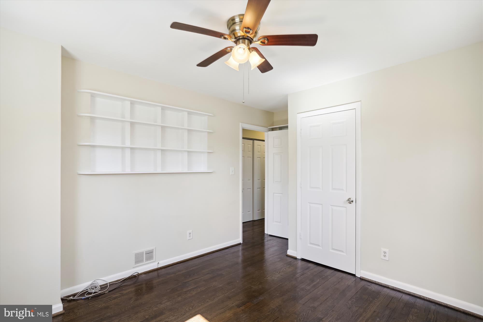 WOODLAND BEACH - Residential