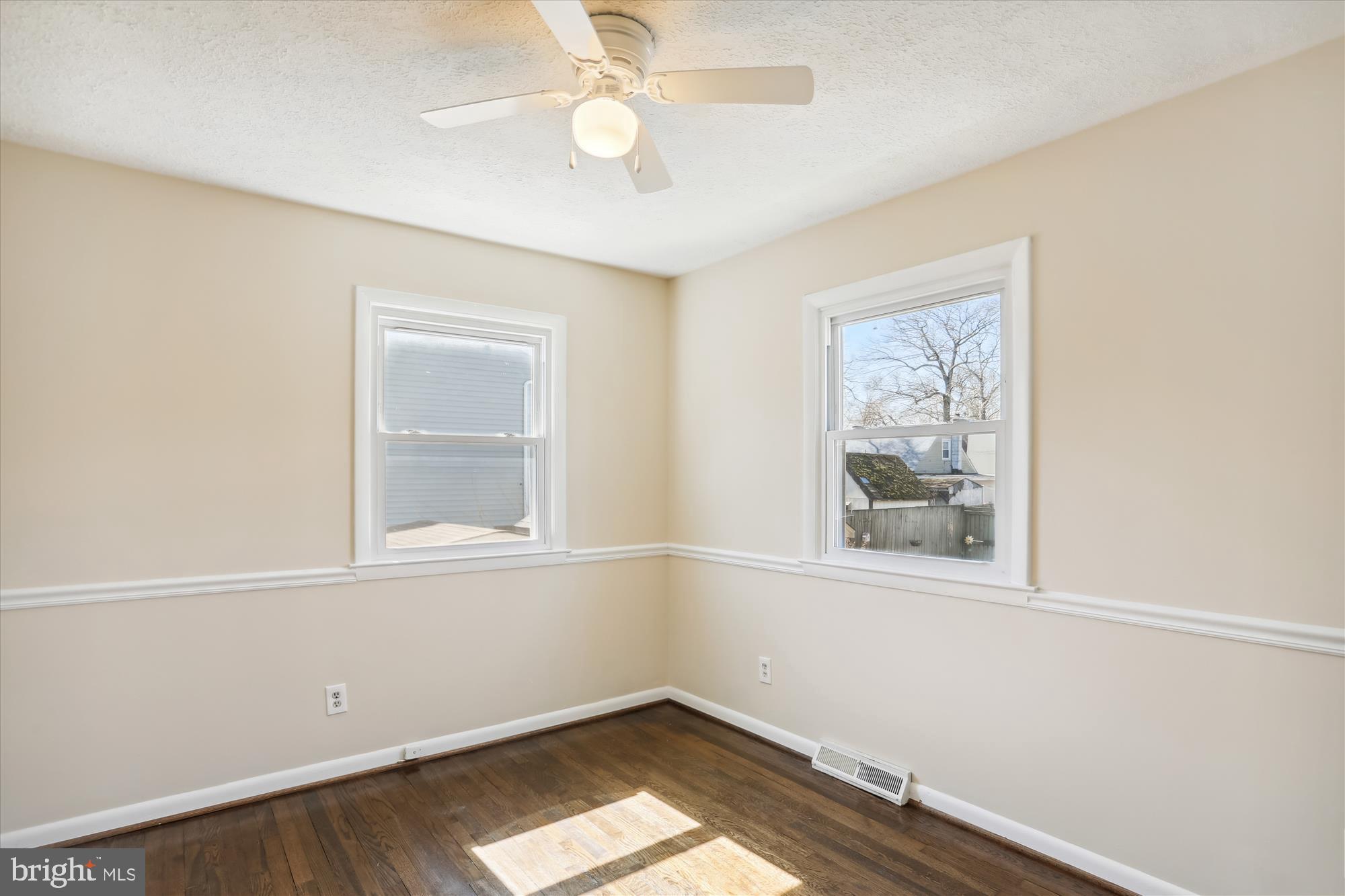 WOODLAND BEACH - Residential