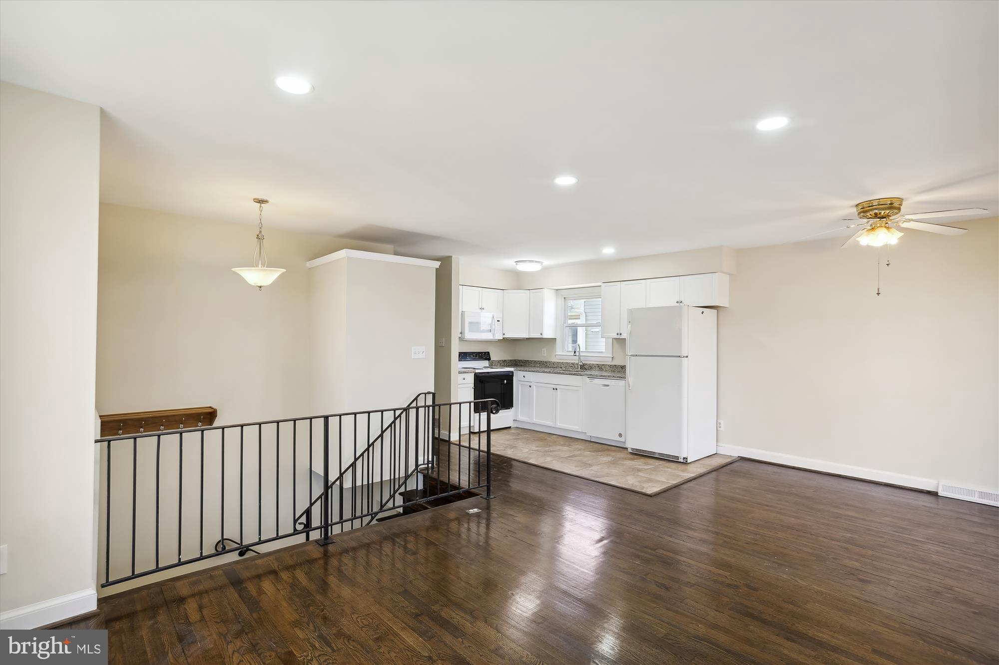 WOODLAND BEACH - Residential