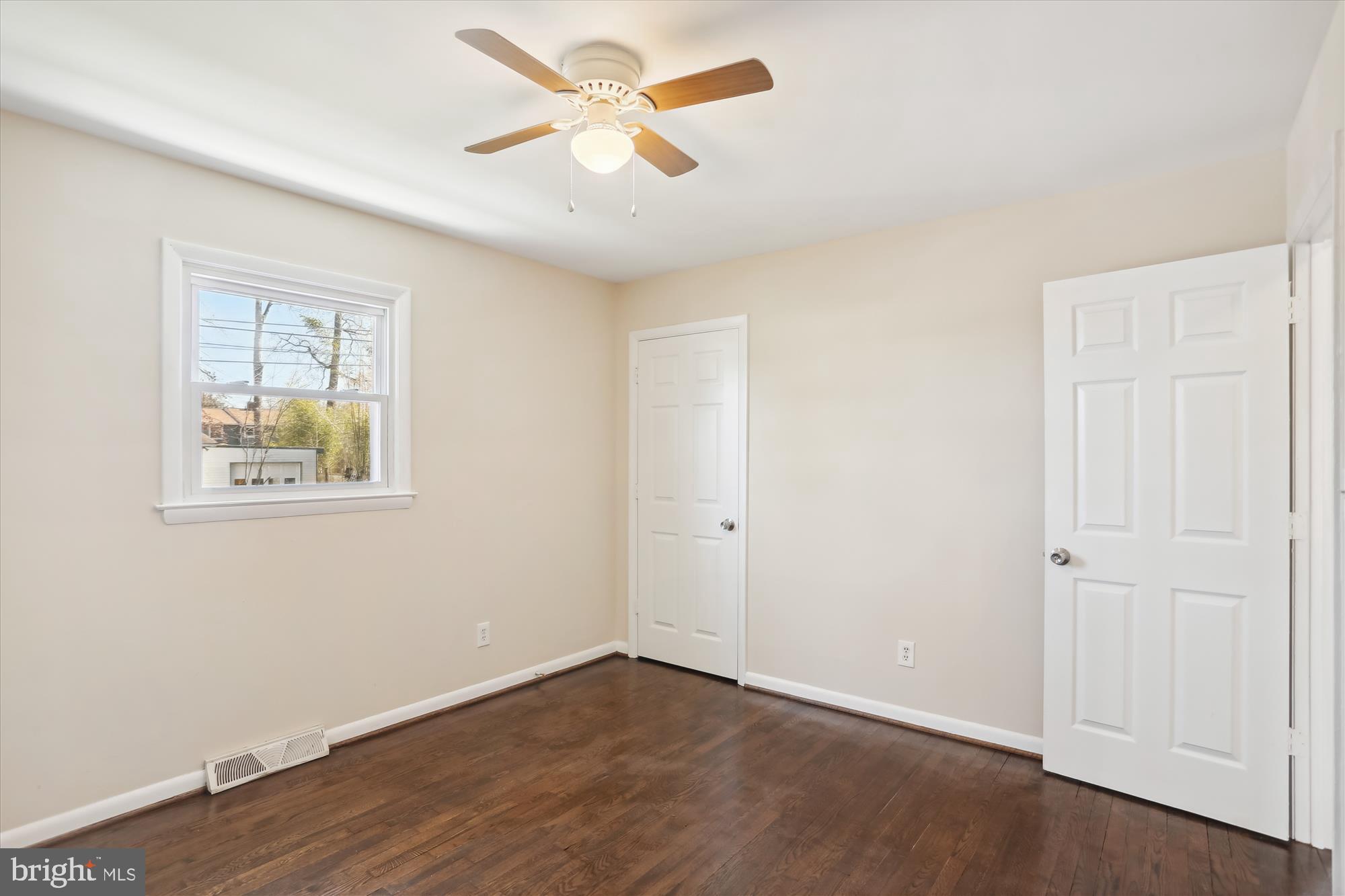 WOODLAND BEACH - Residential