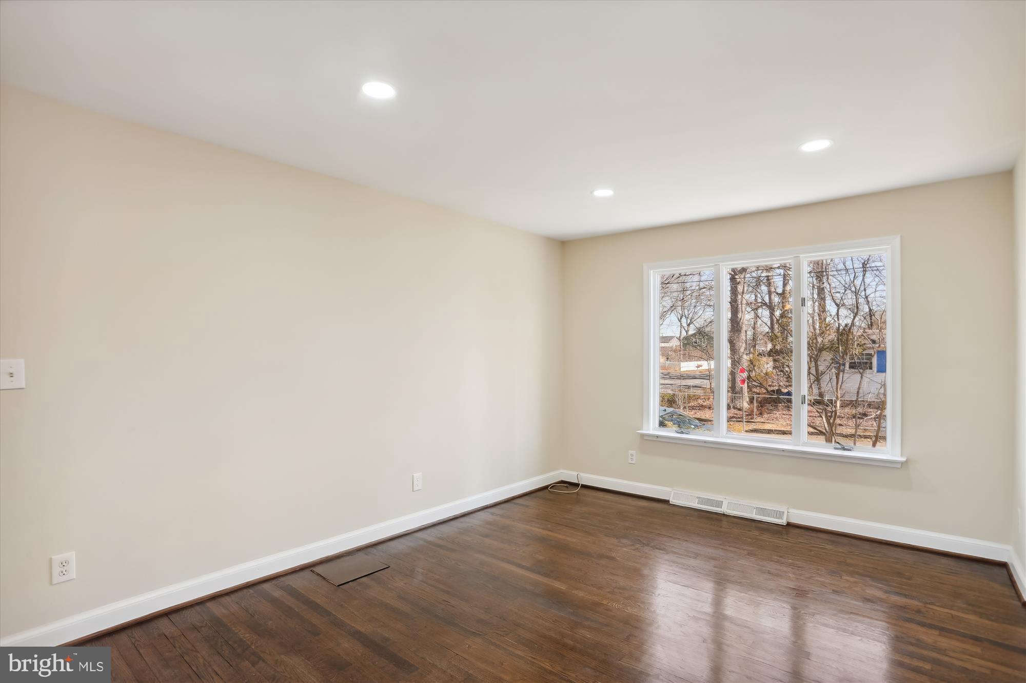 WOODLAND BEACH - Residential