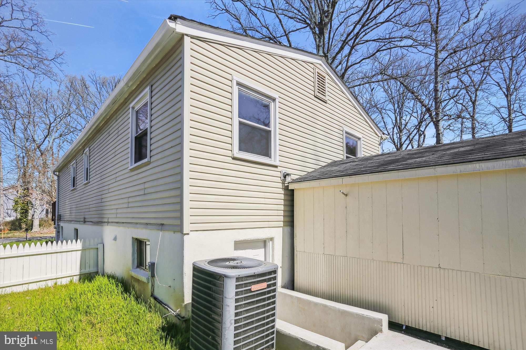 WOODLAND BEACH - Residential