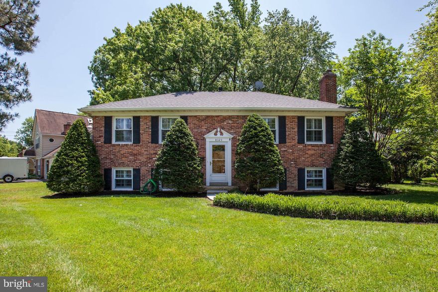 Collingwood beauty! Truly move-in ready. Seller has done it all. Freshly painted, upgraded baths, custom chefs kitchen (with skylight), silestone countertops, custom built-ins, plantation shutters and so much more. Fully fenced back yard on a corner lot. Walk to Stratford Elementary or Carl Sandburg Middle School and simple commute options in all directions. Visit today!