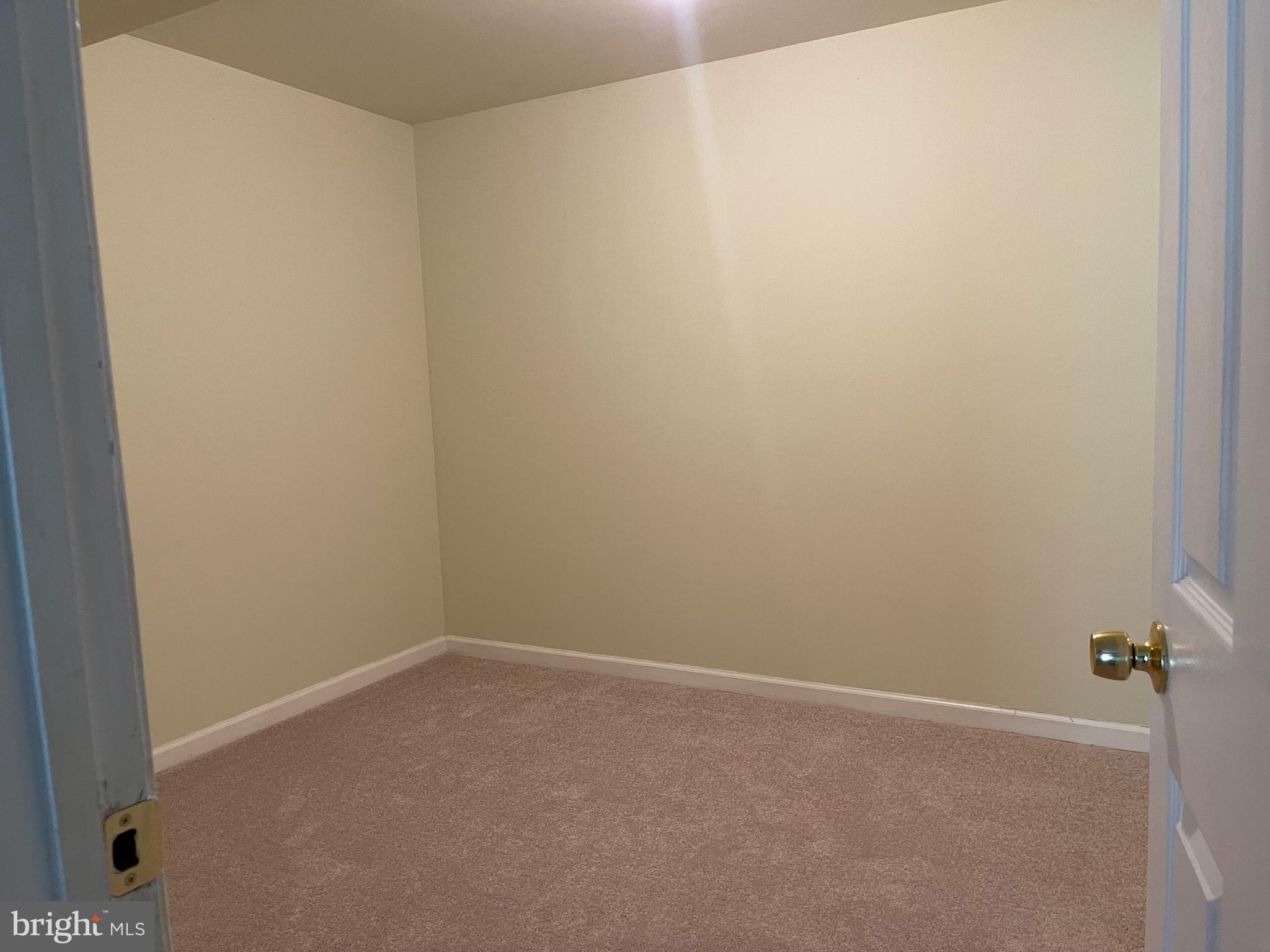 ASHBURN FARM - Residential Lease