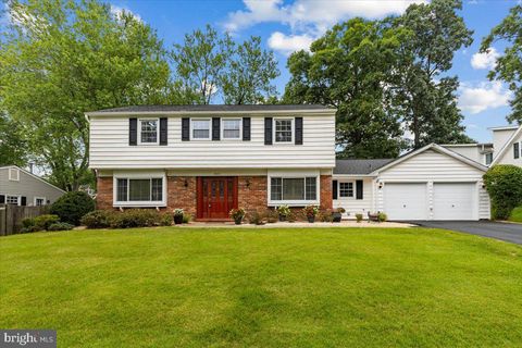 Photo of 13117 Mercury Lane, FAIRFAX, VA 22033 (MLS # VAFX2326528)