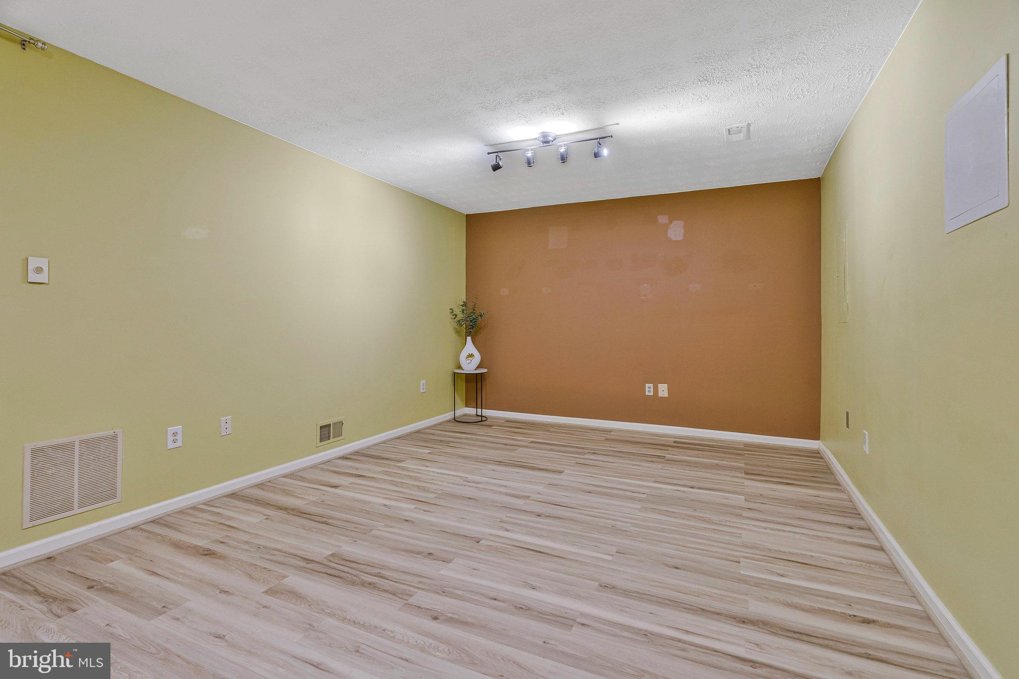 KINGSBERRY - Residential Lease