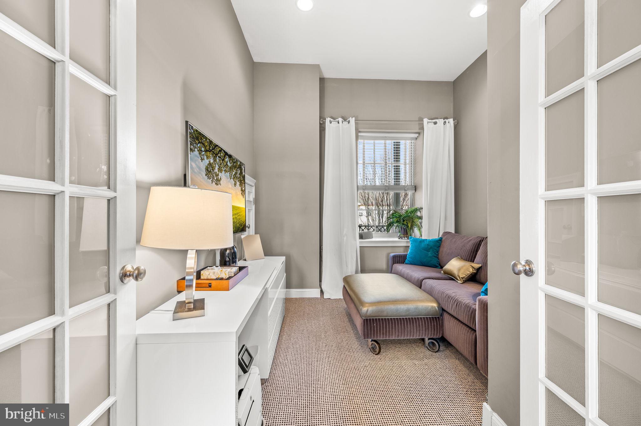 NAVAL SQUARE - Residential Lease