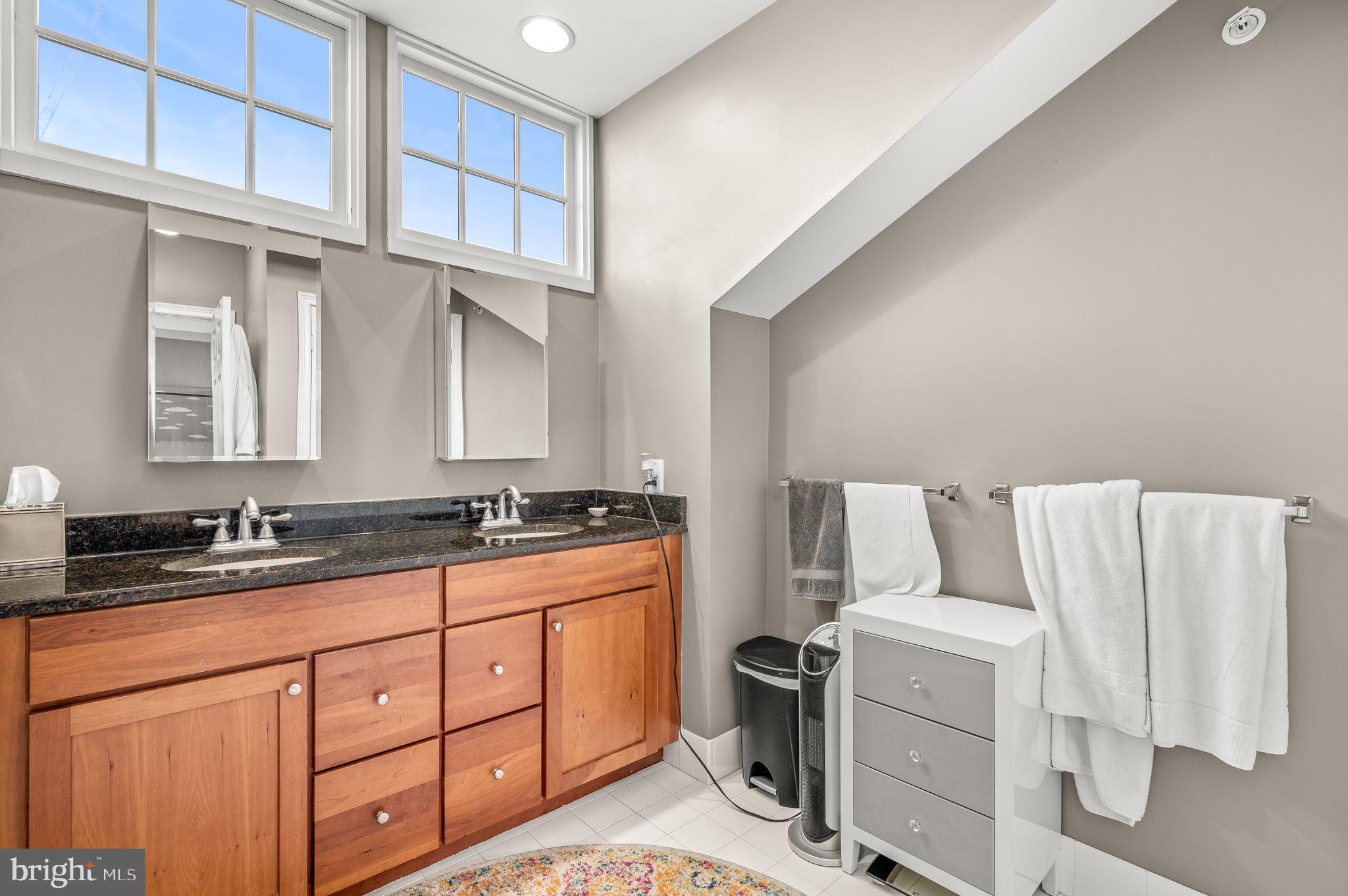 NAVAL SQUARE - Residential Lease