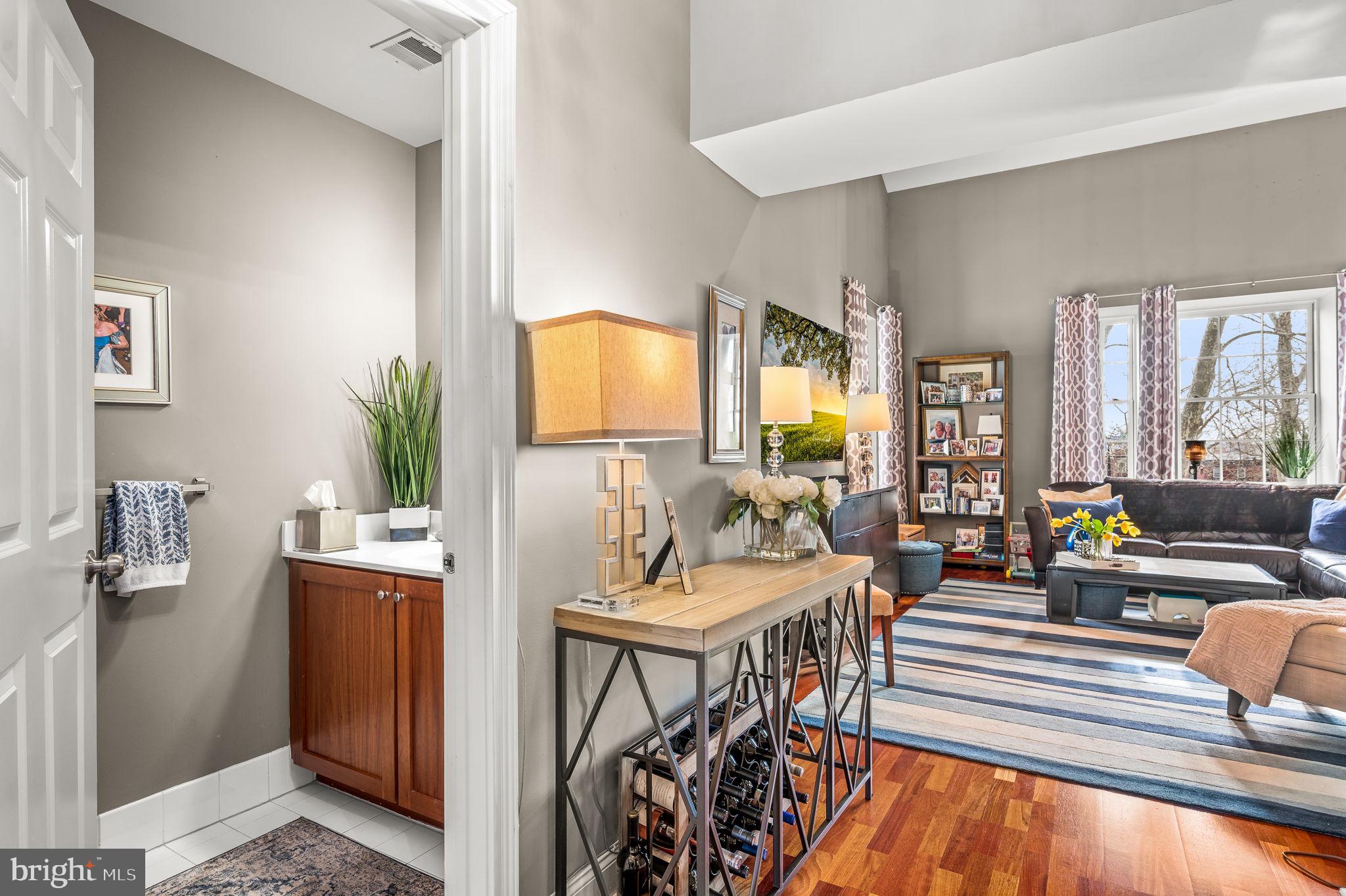 NAVAL SQUARE - Residential Lease