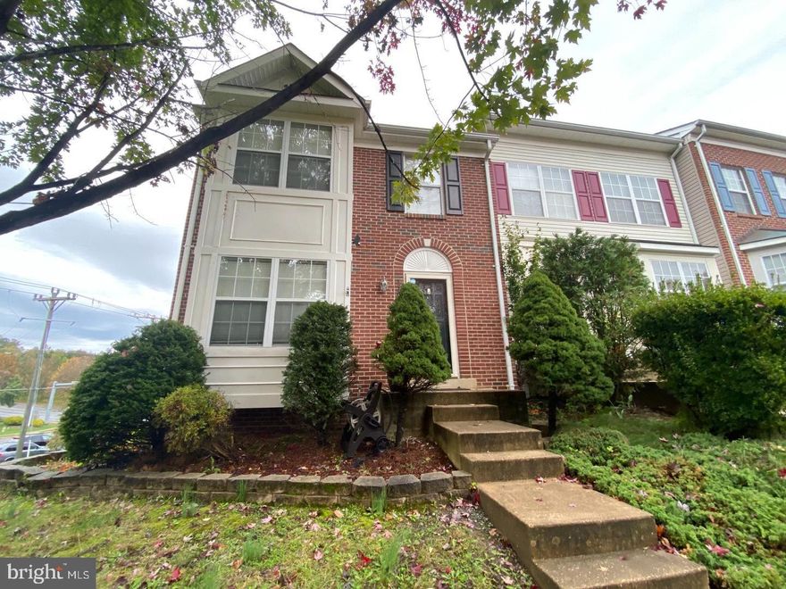 Lovely end unit town home, beautiful hardwood floors, Large, open, light filled living space. Huge
 living/family room PLUS den, formal living rm, THREE bedrooms. Dining/kitchen features skylights. Large
 back yard. Close to playgrounds, and neighborhood amenities, commuter lot, VRE, shopping, schools,
 restaurants and much more!  Pets are Case by Case basis