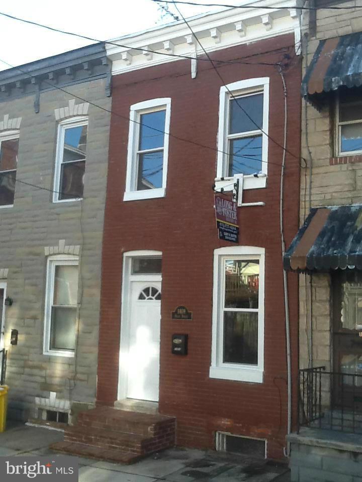 Cute & cozy 2-BR, 2-BA Fed Hill townhouse in move-in condition. Perfect for a 1st-time home buyer or anyone who wants to live just steps away from all the fun & nightlife this great neighborhood has to offer! A wonderful starter home with a master bedroom & ample-sized second bedroom. Hardwood floors, updated kitchen w/granite countertops & newer appliances. See it today!