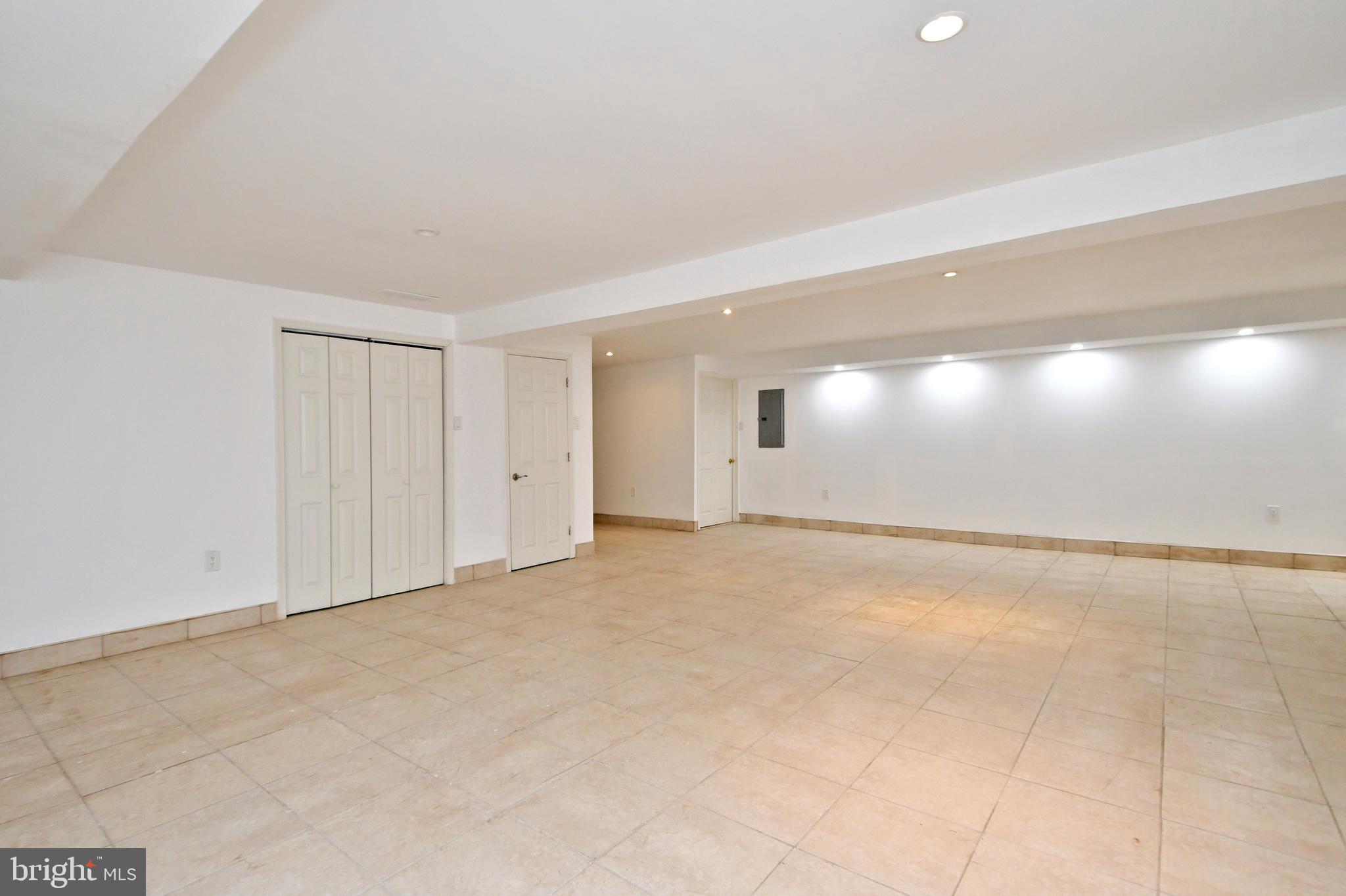 EXECUTIVE ESTATES - Residential