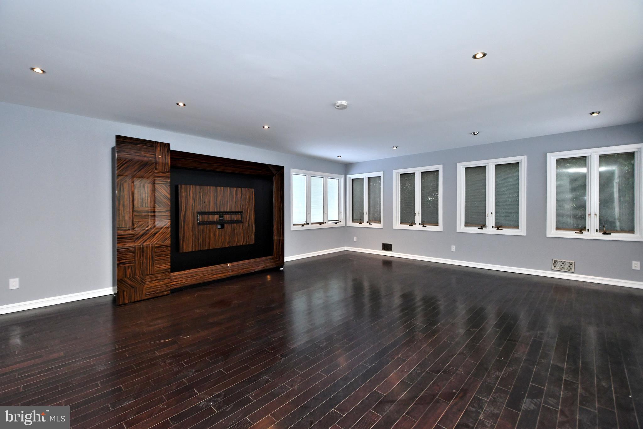 EXECUTIVE ESTATES - Residential