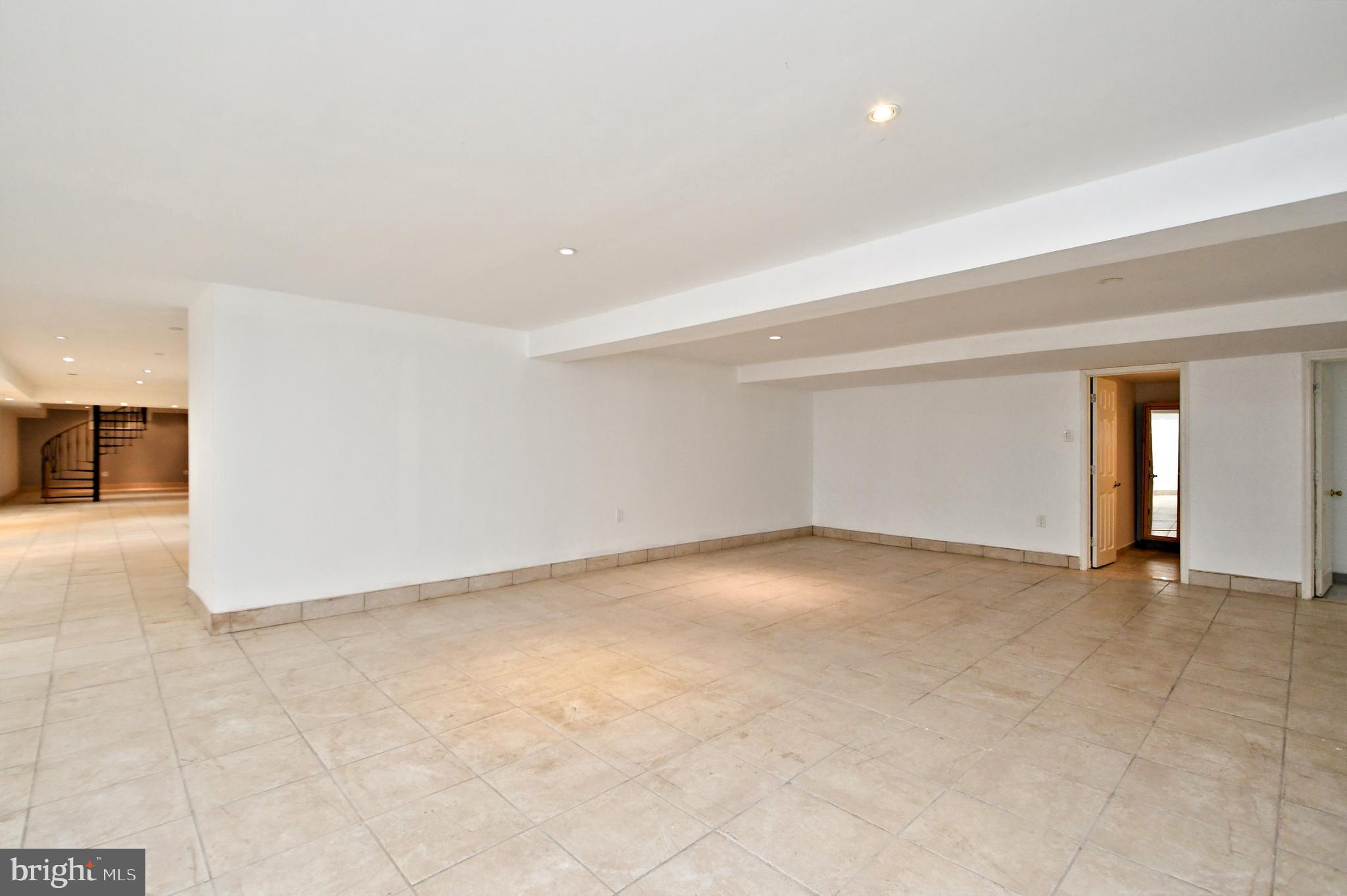 EXECUTIVE ESTATES - Residential