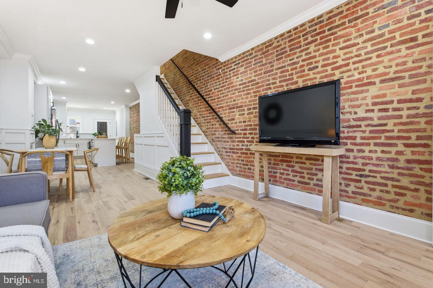 LOCUST POINT - Residential