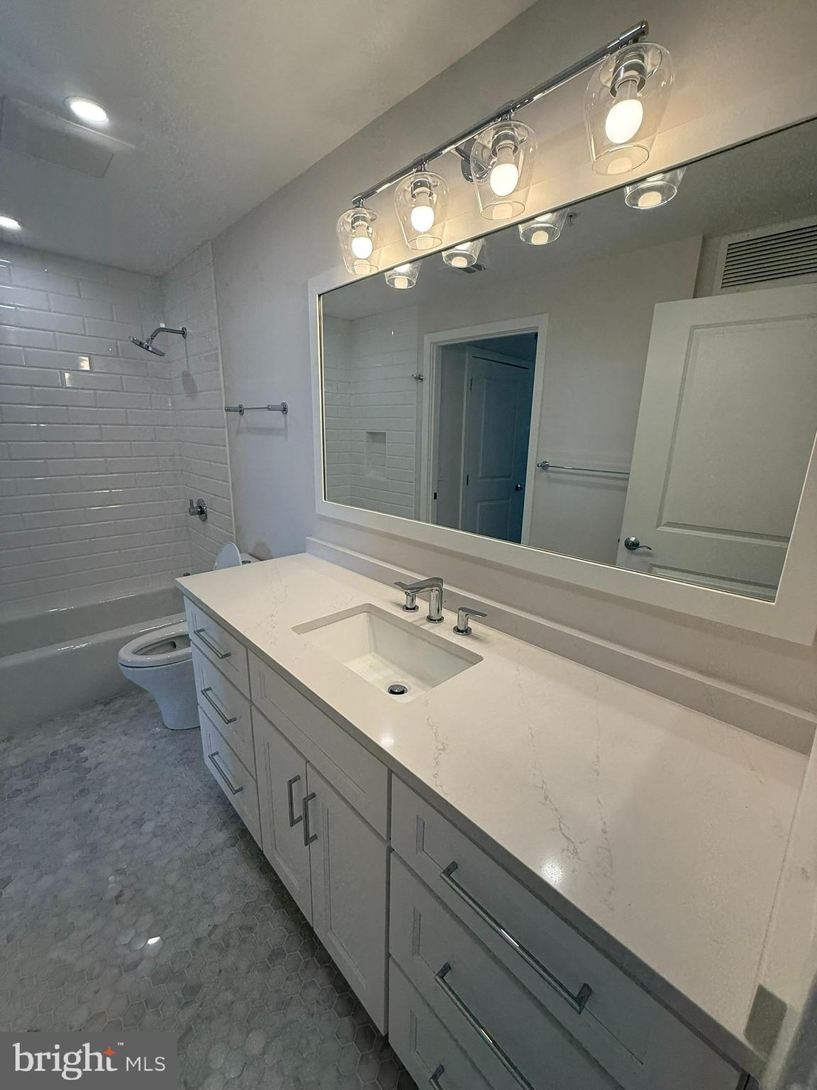 LIBERTY CENTER - Residential Lease