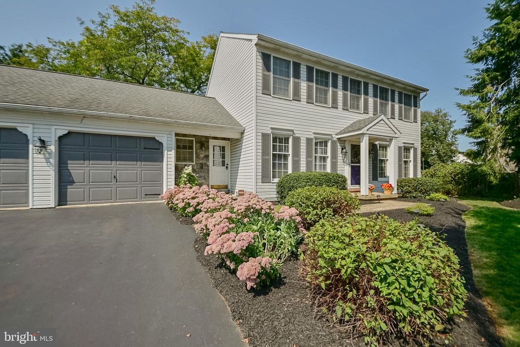 Photo of 105 Bent Tree Drive, Lancaster, PA 17603 (MLS # PALA2056328)