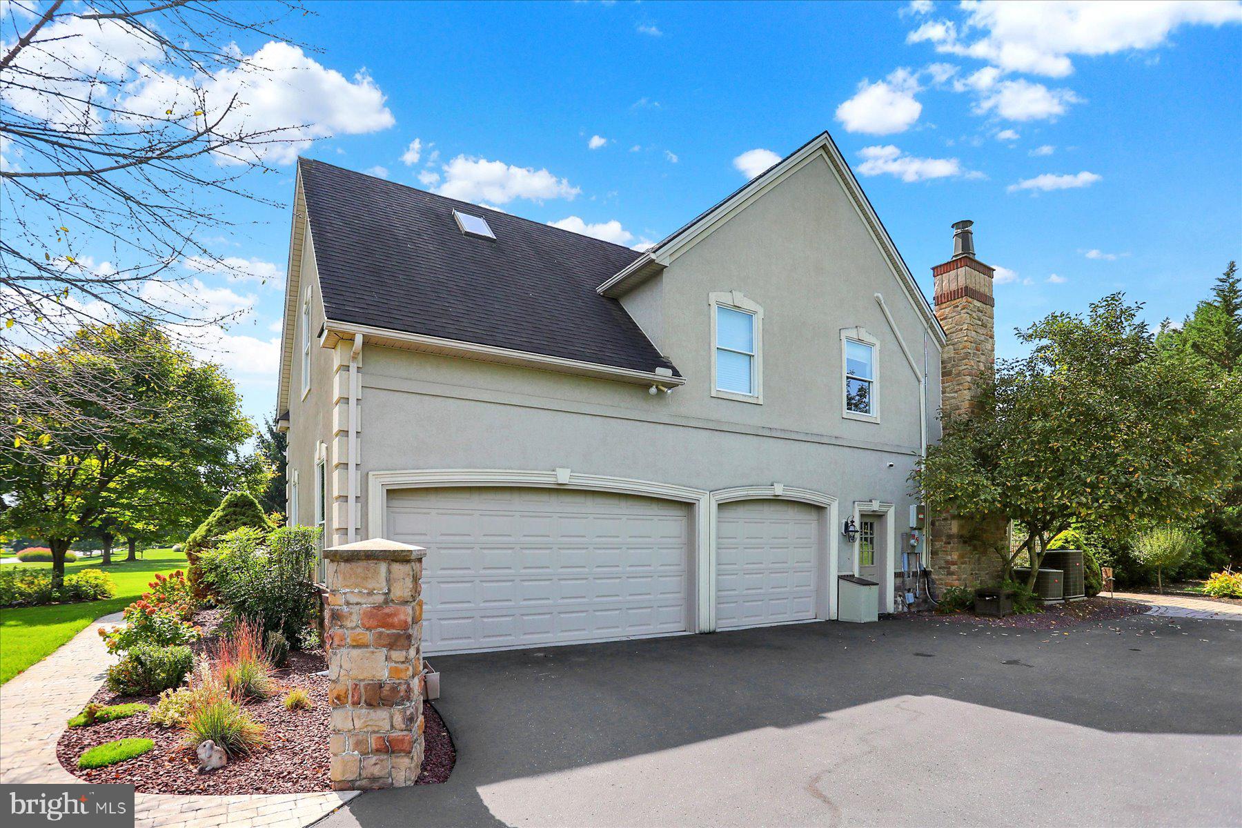 581 LUCINDA LANE