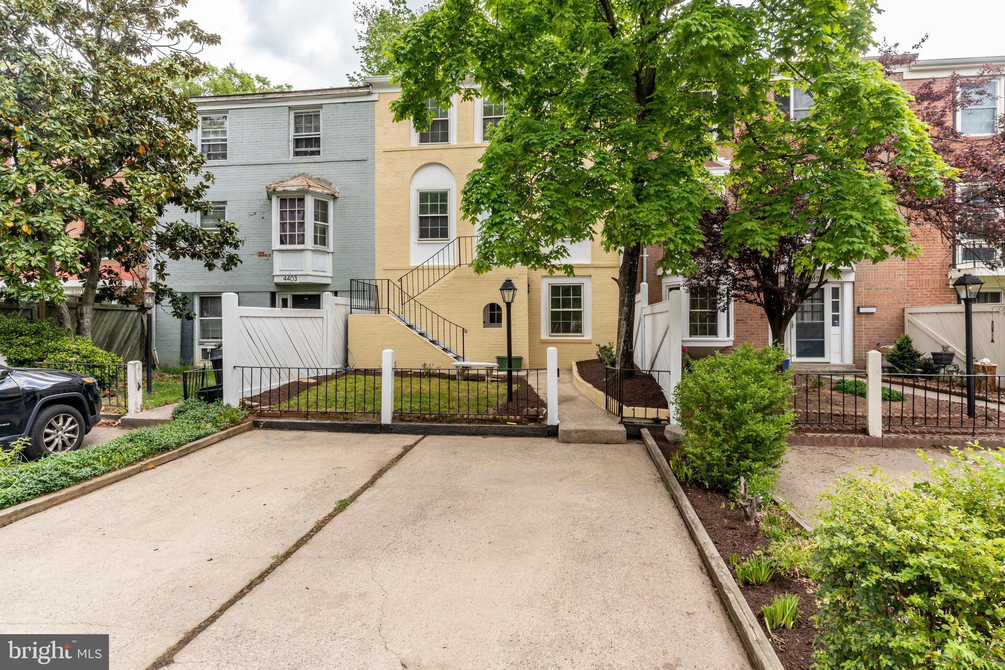 PINEWOOD LAKE - Residential